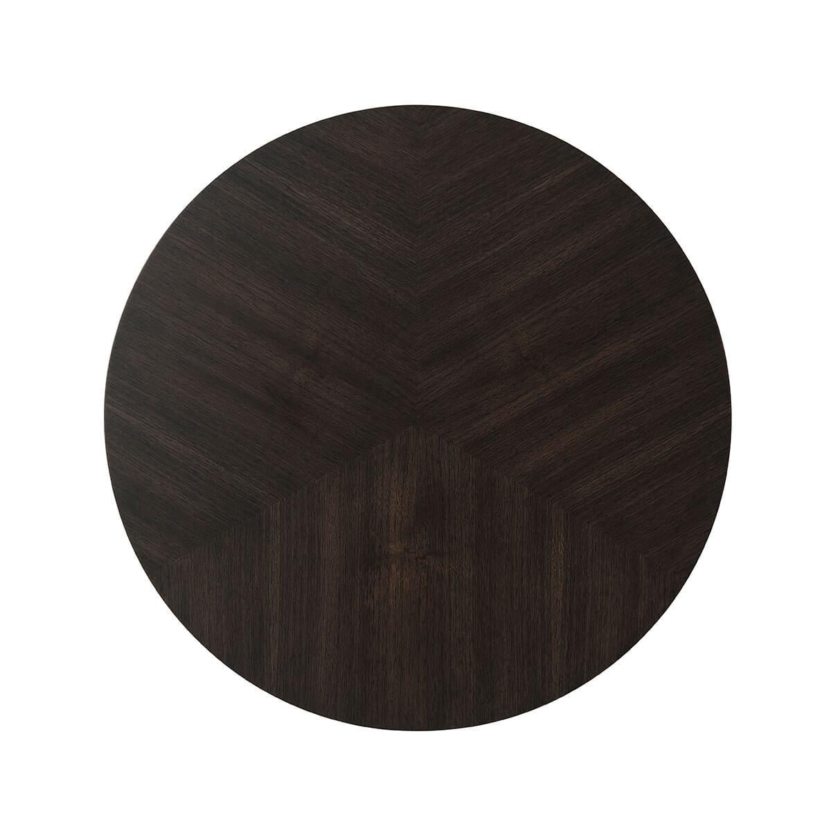 Mit einer runden Paldoa-furnierten Platte in unserem Zobel-Finish, über eingezogenen Beinen mit einer durchbrochenen, antik vernickelten Ringstreckbank.

Abmessungen: 21