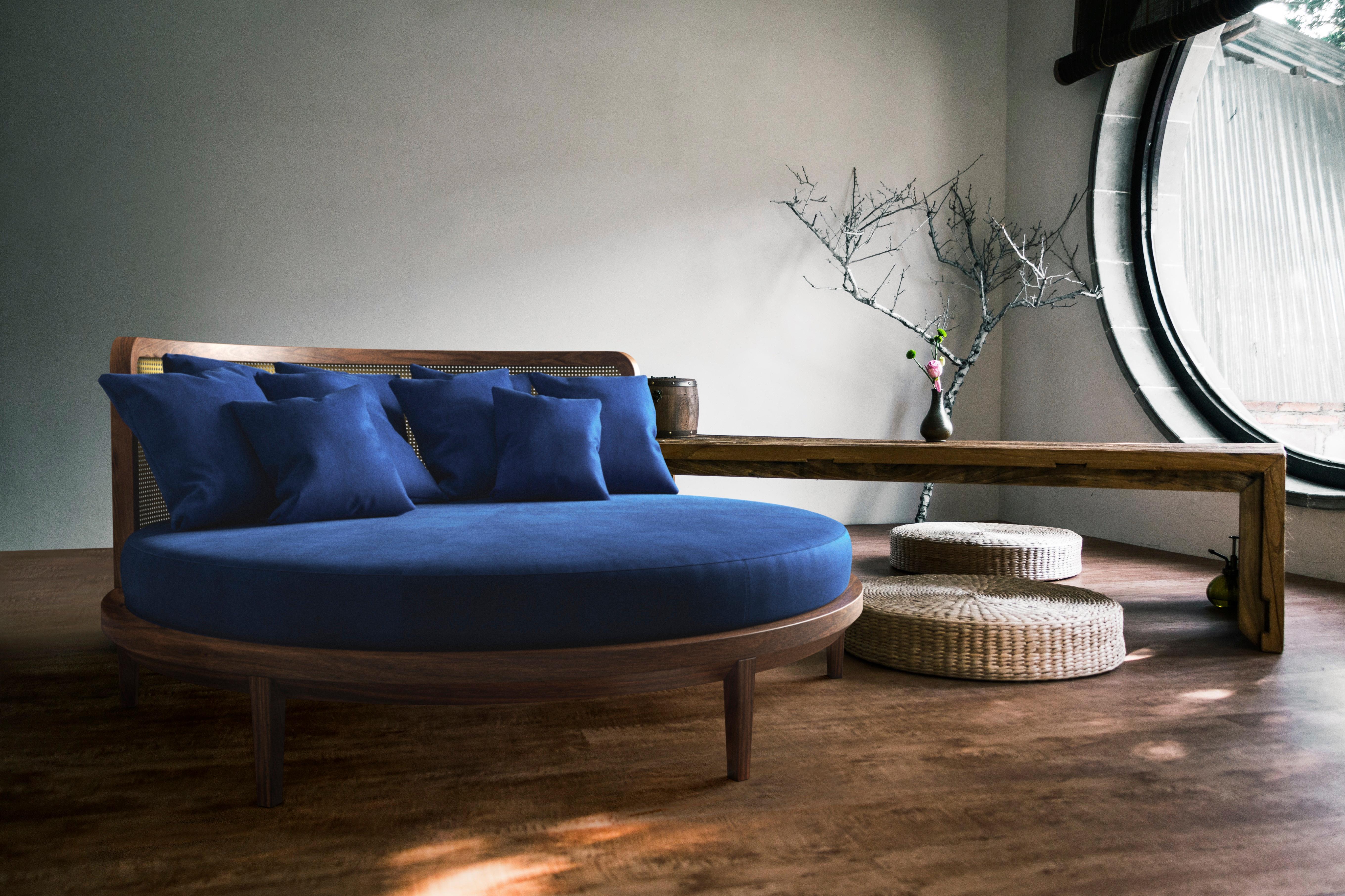Giotto ist das perfekte Designerbett, das den Mittelpunkt des Raumes bildet. 360 Grad der Schönheit. Hinter dem leichten Rahmen aus abgeschrägtem Canaletto-Nussbaum verbirgt sich ein superbequemes Boxspringbett, das mit Wolle und Taschenfedern