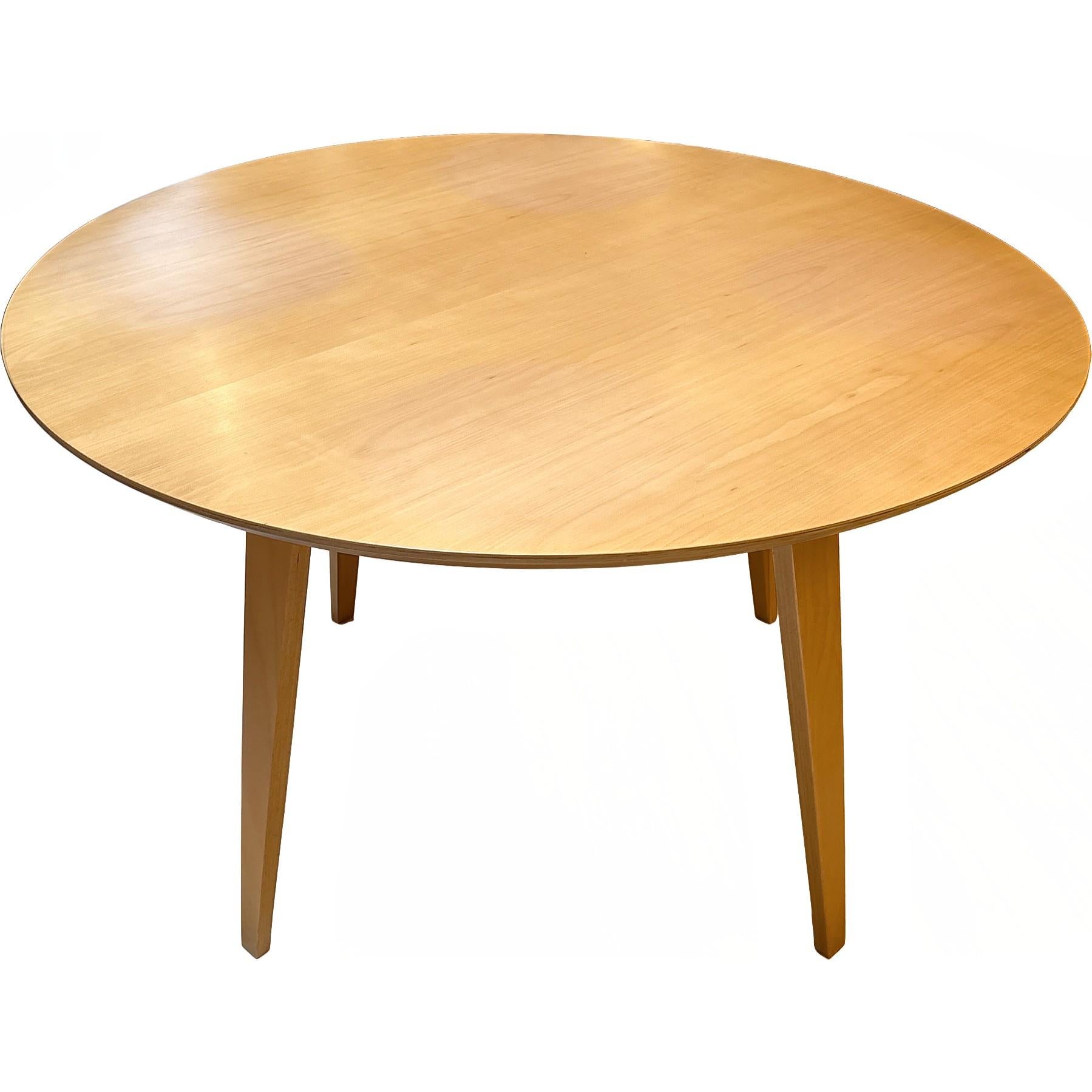 Tavolo da pranzo rotondo in faggio da 48 pollici progettato da Benjamin Cherner nel 2003. Le curve della sedia Cherner si traducono nell'elegante design minimalista del tavolo rotondo Cherner. Il piano è realizzato in compensato a strati incrociati