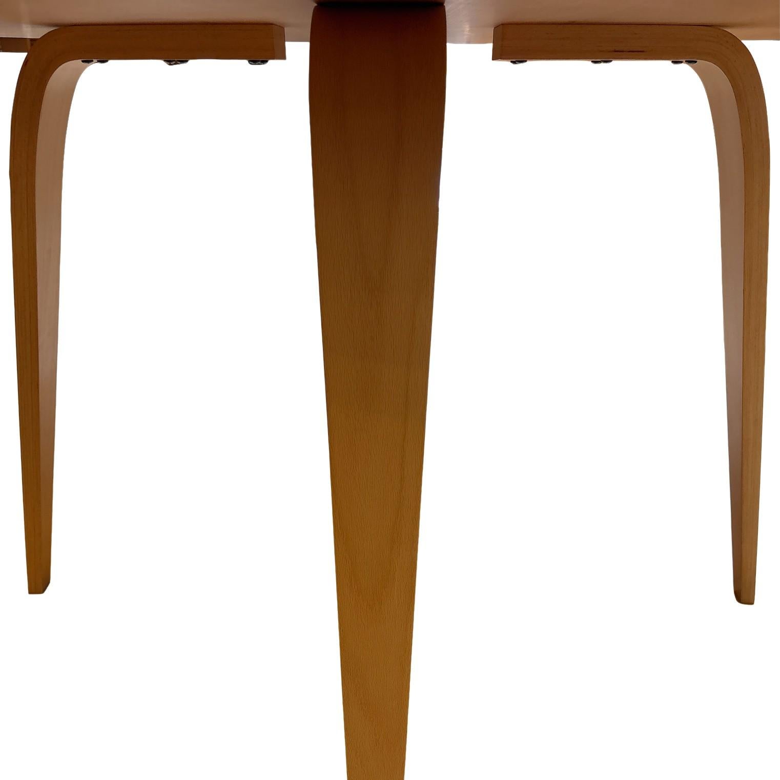 Faggio Tavolo da pranzo rotondo in faggio contemporaneo di Benjamin Cherner per Cherner Chair Comp in vendita