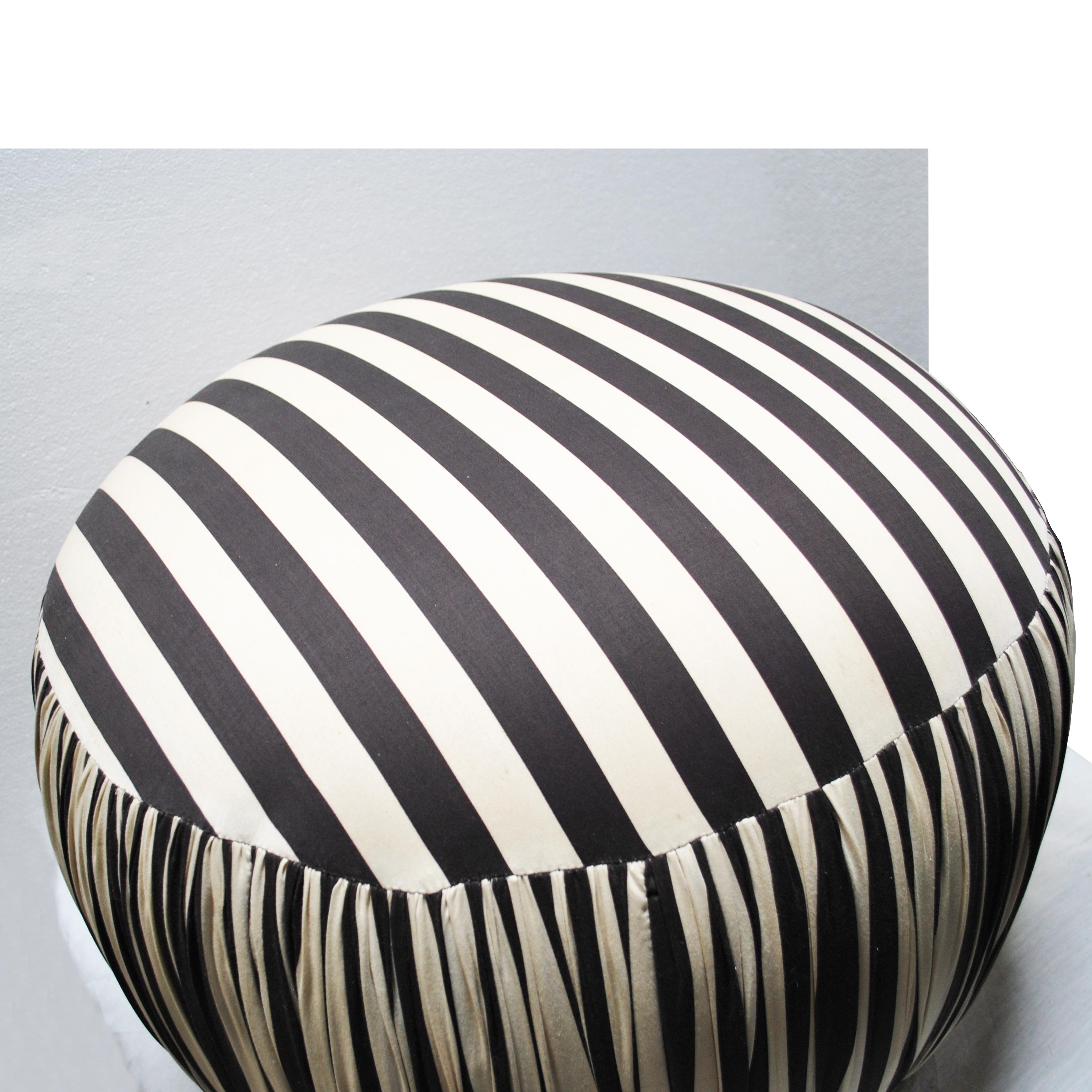 20ième siècle Pouf rond contemporain noir et blanc en vente