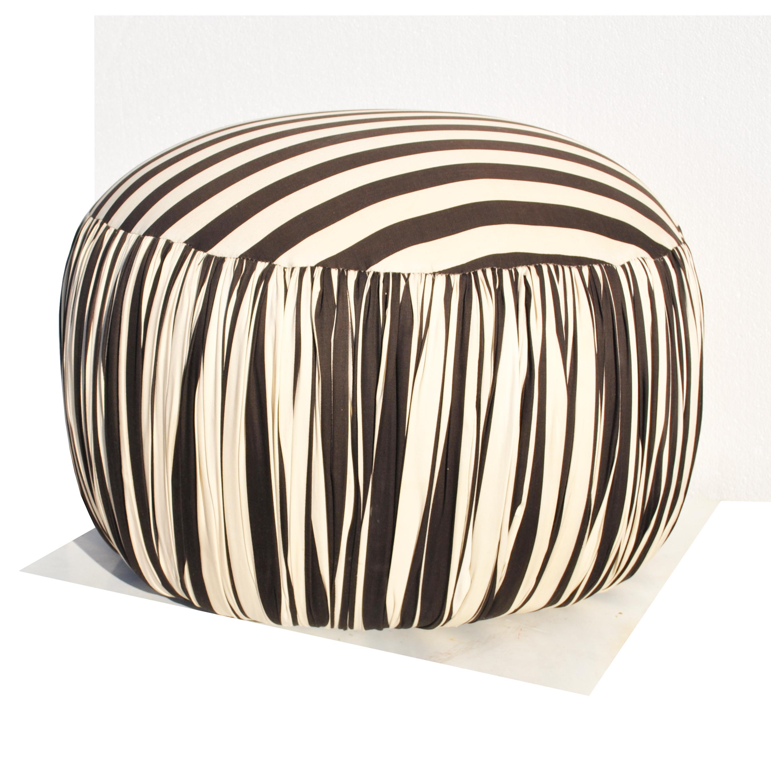 Contemporary Round Black And White Pouf Ottoman In Good Condition For Sale In Pasadena, TX