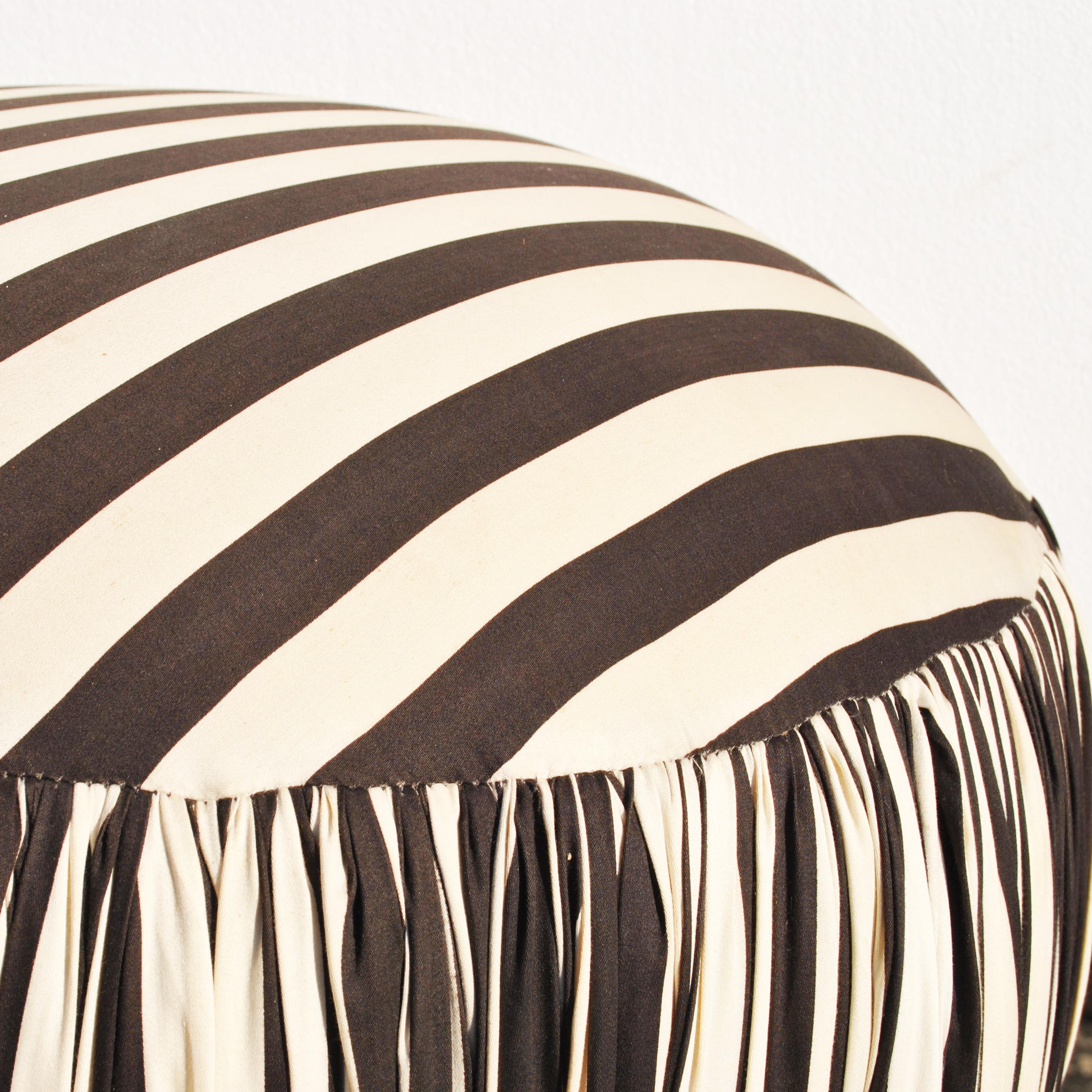 Pouf rond contemporain noir et blanc en vente 2
