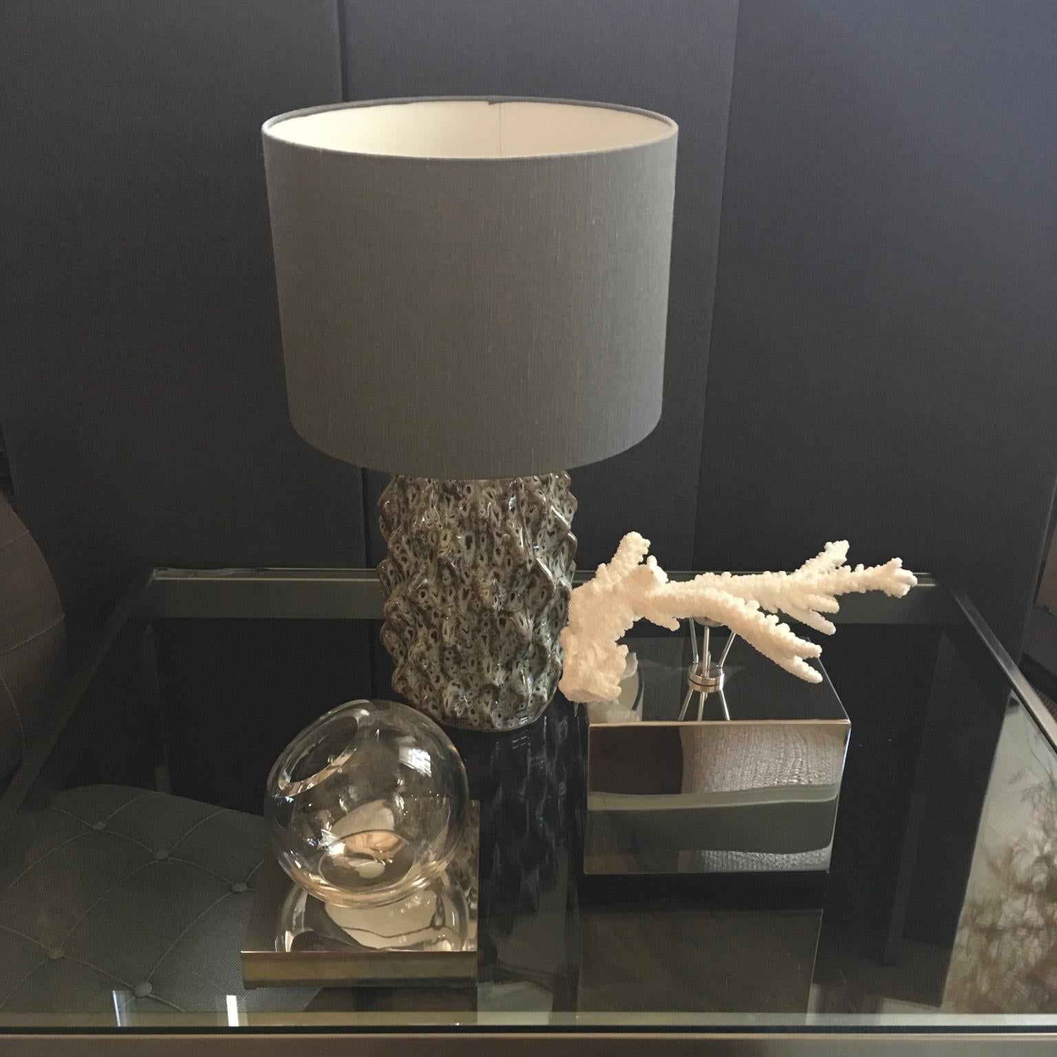 Ce vase rond contemporain en verre transparent soufflé est entièrement fabriqué en Italie. Le verre rond tourne sur sa base carrée en laiton en finition chromée.
La forme est comme une sculpture, très belle avec une fleur unique comme une fleur de