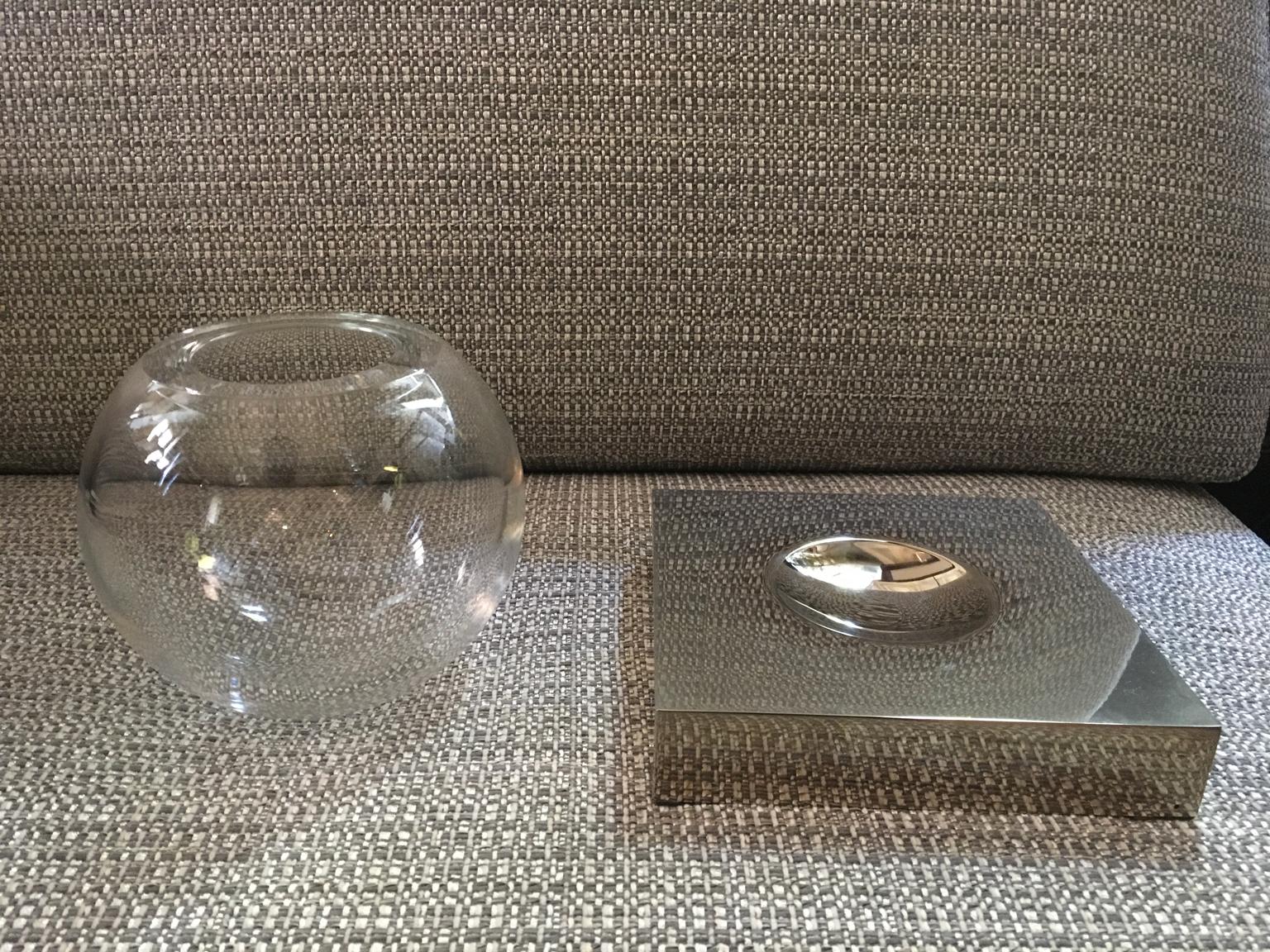XXIe siècle et contemporain Vase rond en verre soufflé transparent et laiton en finition chromée, Italie en vente