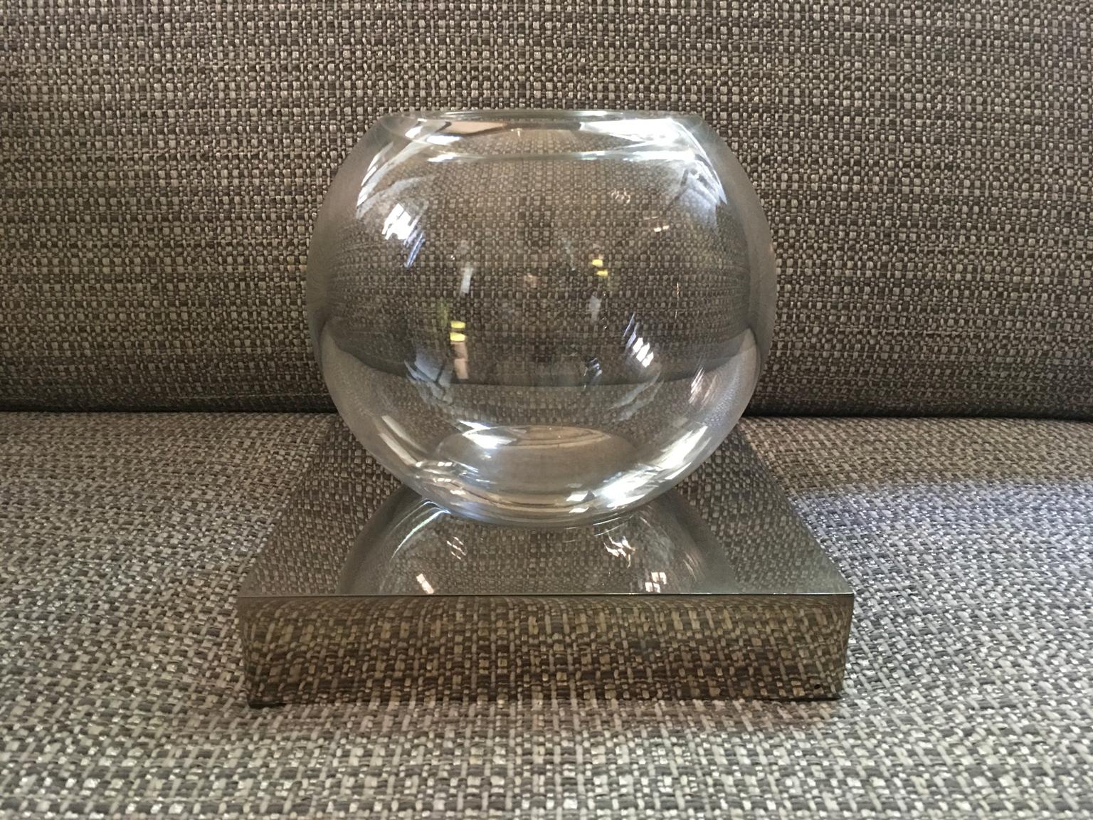 Laiton Vase rond en verre soufflé transparent et laiton en finition chromée, Italie en vente