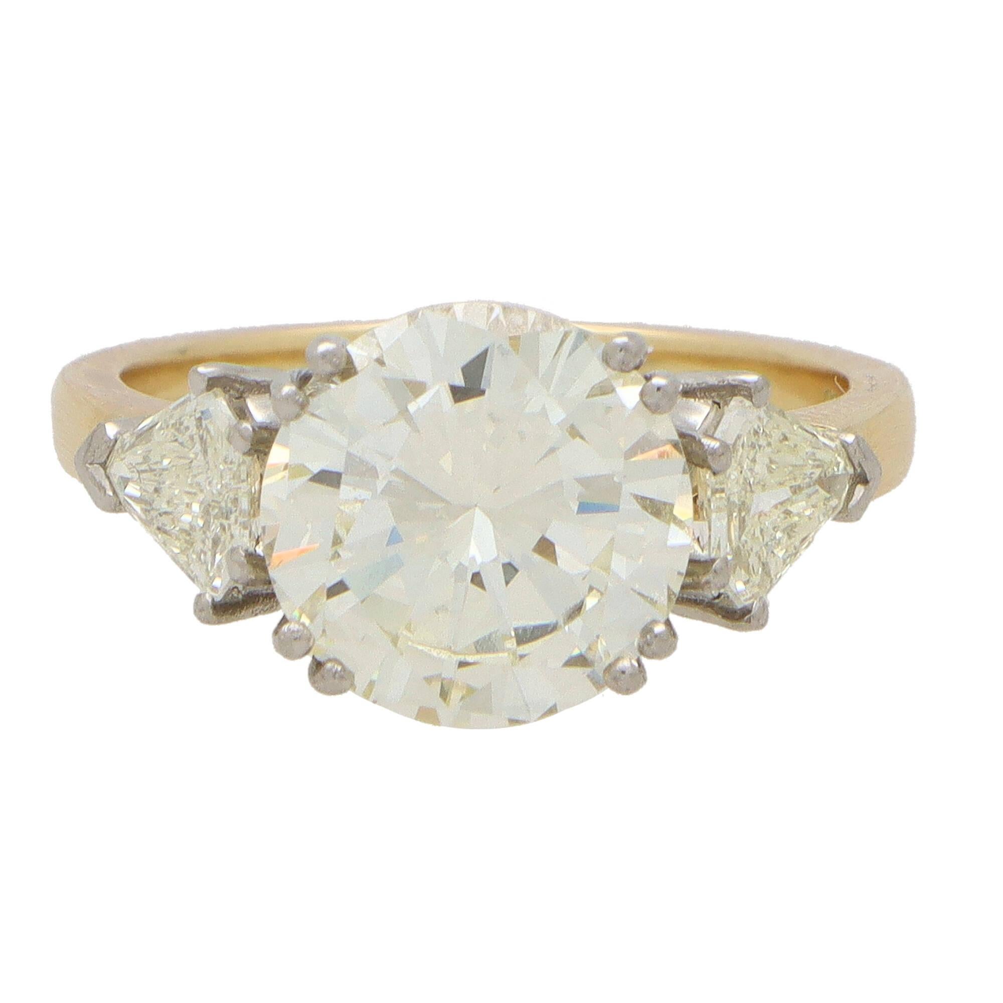 Modern Contemporary Round Brilliant Cut and Shield Cut Diamond Three Stone Ring in Gold For Sale