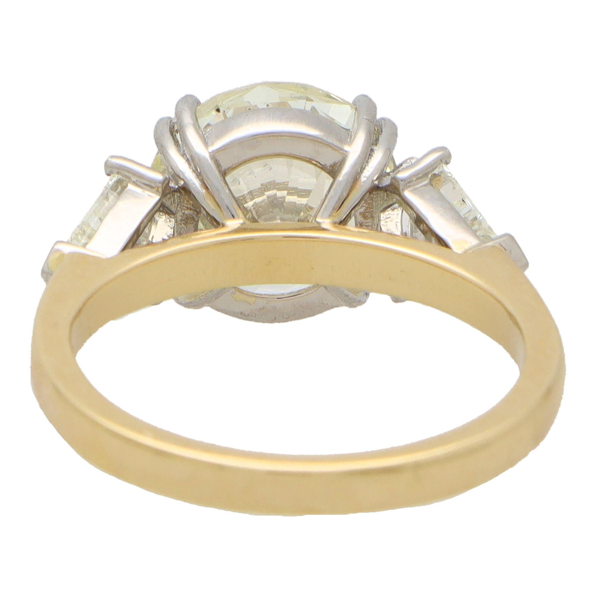 Contemporary Round Brilliant Cut and Shield Cut Diamond Three Stone Ring in Gold In New Condition For Sale In London, GB
