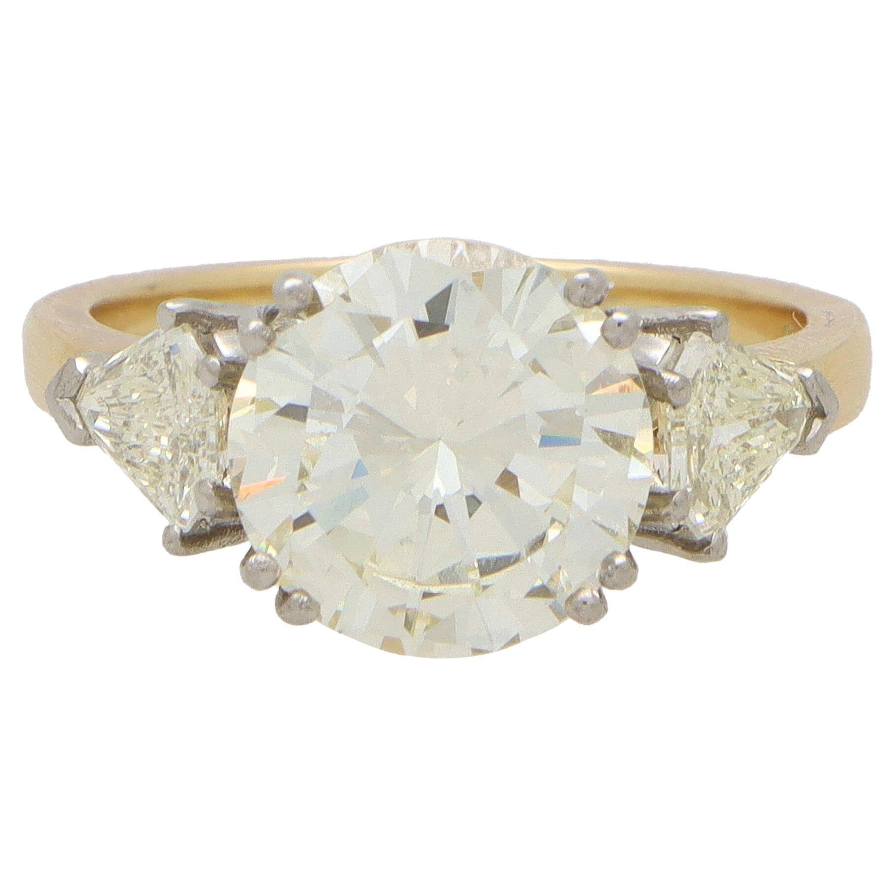 Contemporary Round Brilliant Cut and Shield Cut Diamond Three Stone Ring in Gold For Sale