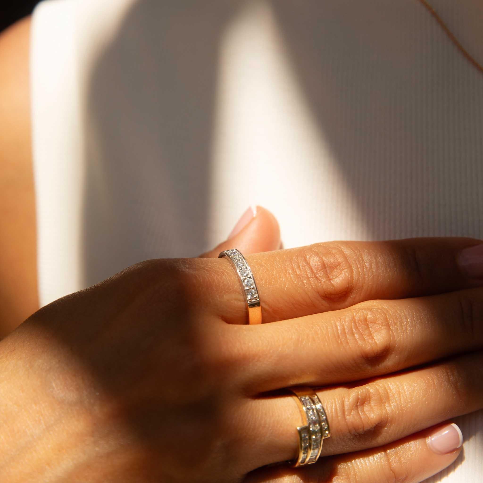 Unser exquisiter Flavia-Ring ist aus 18 Karat Rosé- und Weißgold gefertigt und mit schimmernden Diamanten besetzt, die über ihre Vorderseite tanzen. Der Kontrast zwischen dem warmen Gold und den kühlen, eisigen Diamanten schafft eine faszinierende