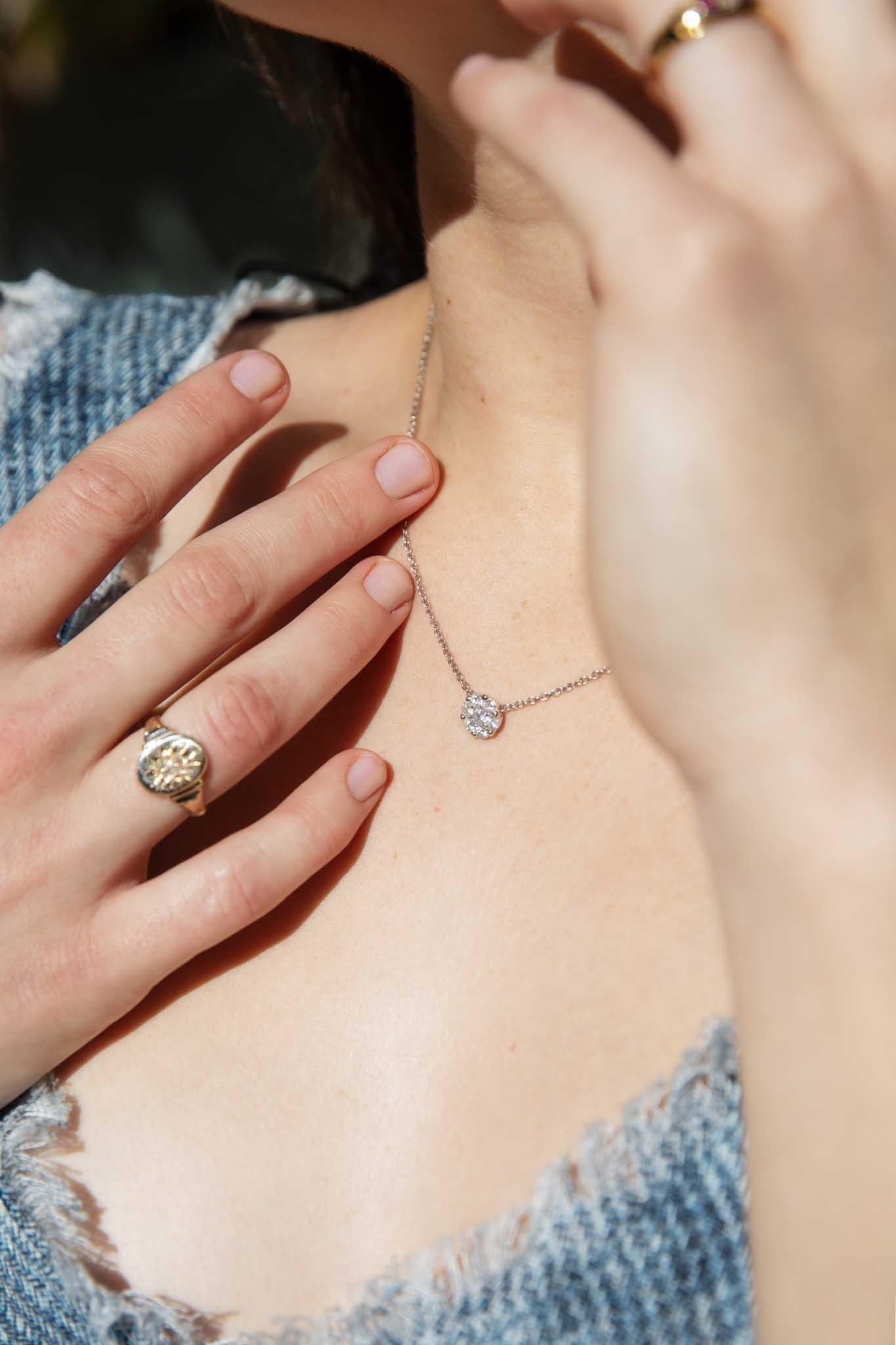 Taglio brillante Collana contemporanea con cluster di diamanti tondi e brillanti in oro bianco 18 carati in vendita