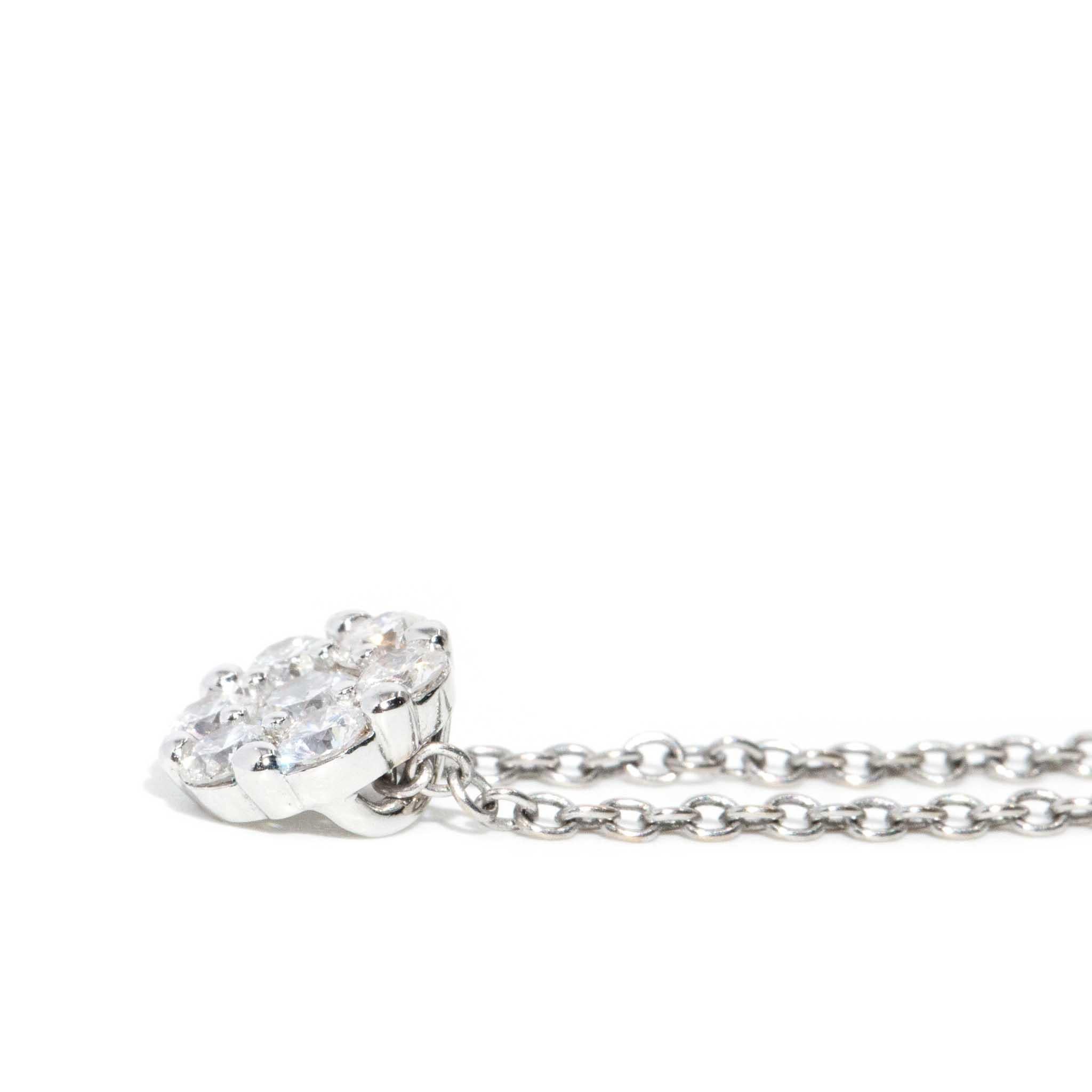 Collana contemporanea con cluster di diamanti tondi e brillanti in oro bianco 18 carati In condizioni buone in vendita a Hamilton, AU
