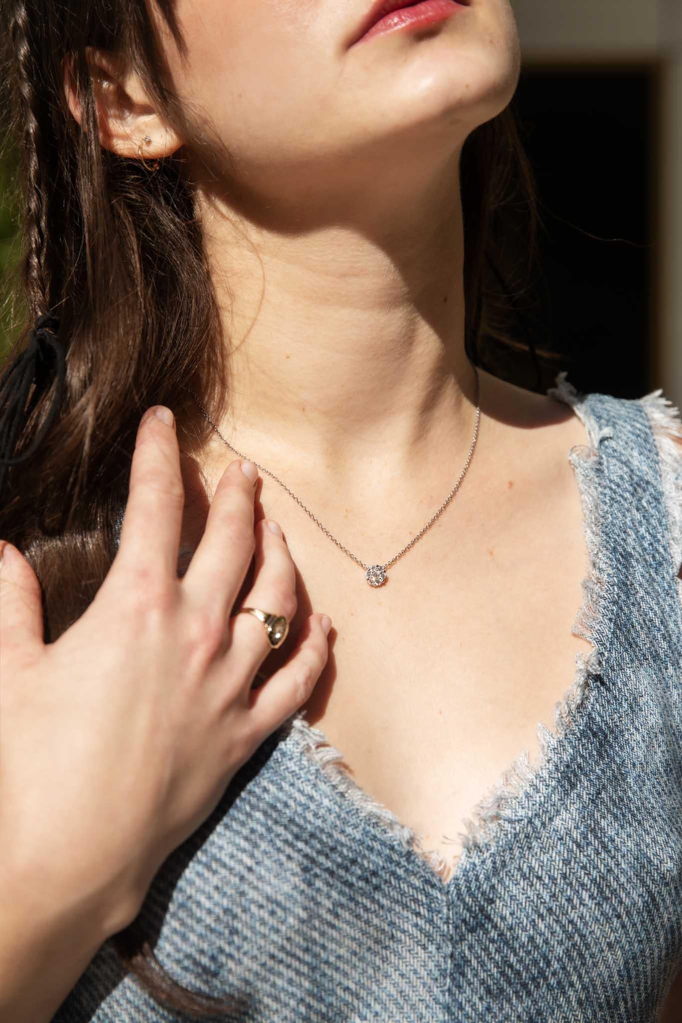 Donna Collana contemporanea con cluster di diamanti tondi e brillanti in oro bianco 18 carati in vendita