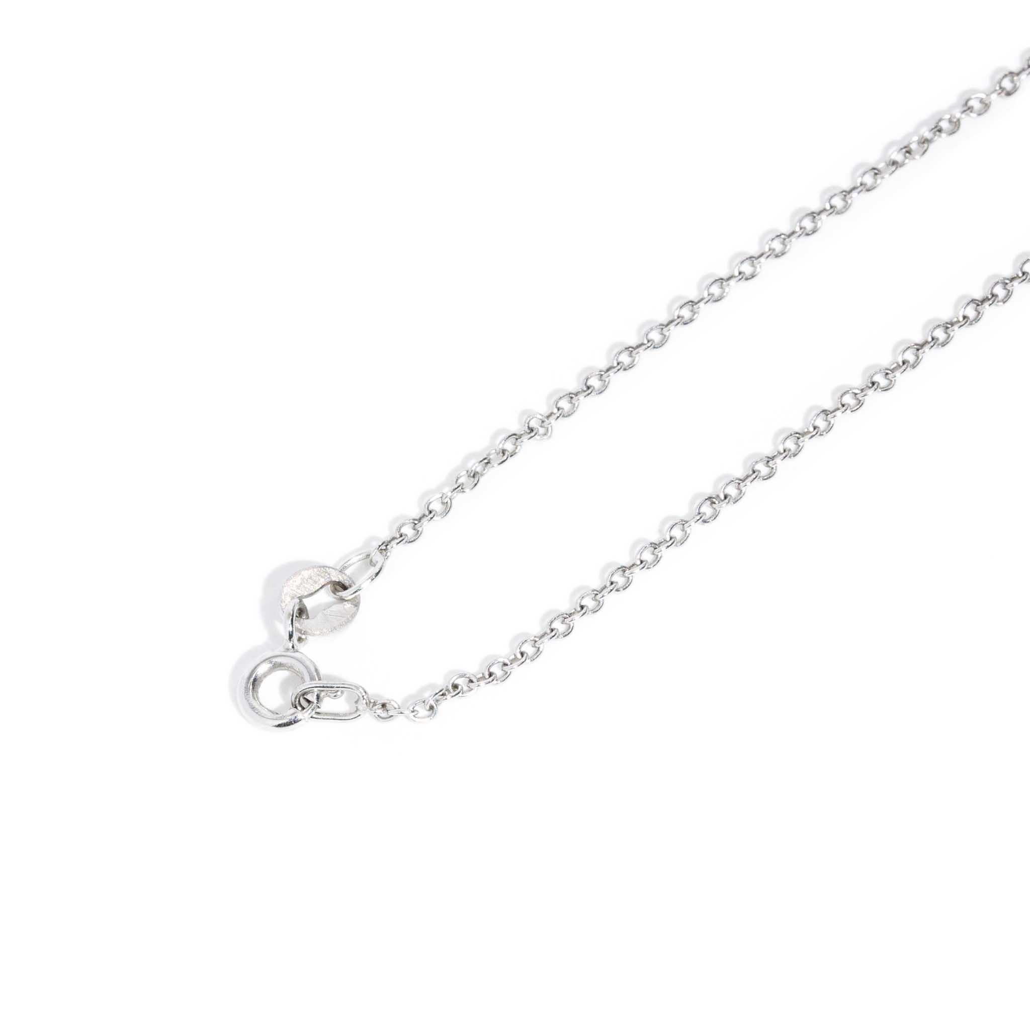 Collana contemporanea con cluster di diamanti tondi e brillanti in oro bianco 18 carati in vendita 1