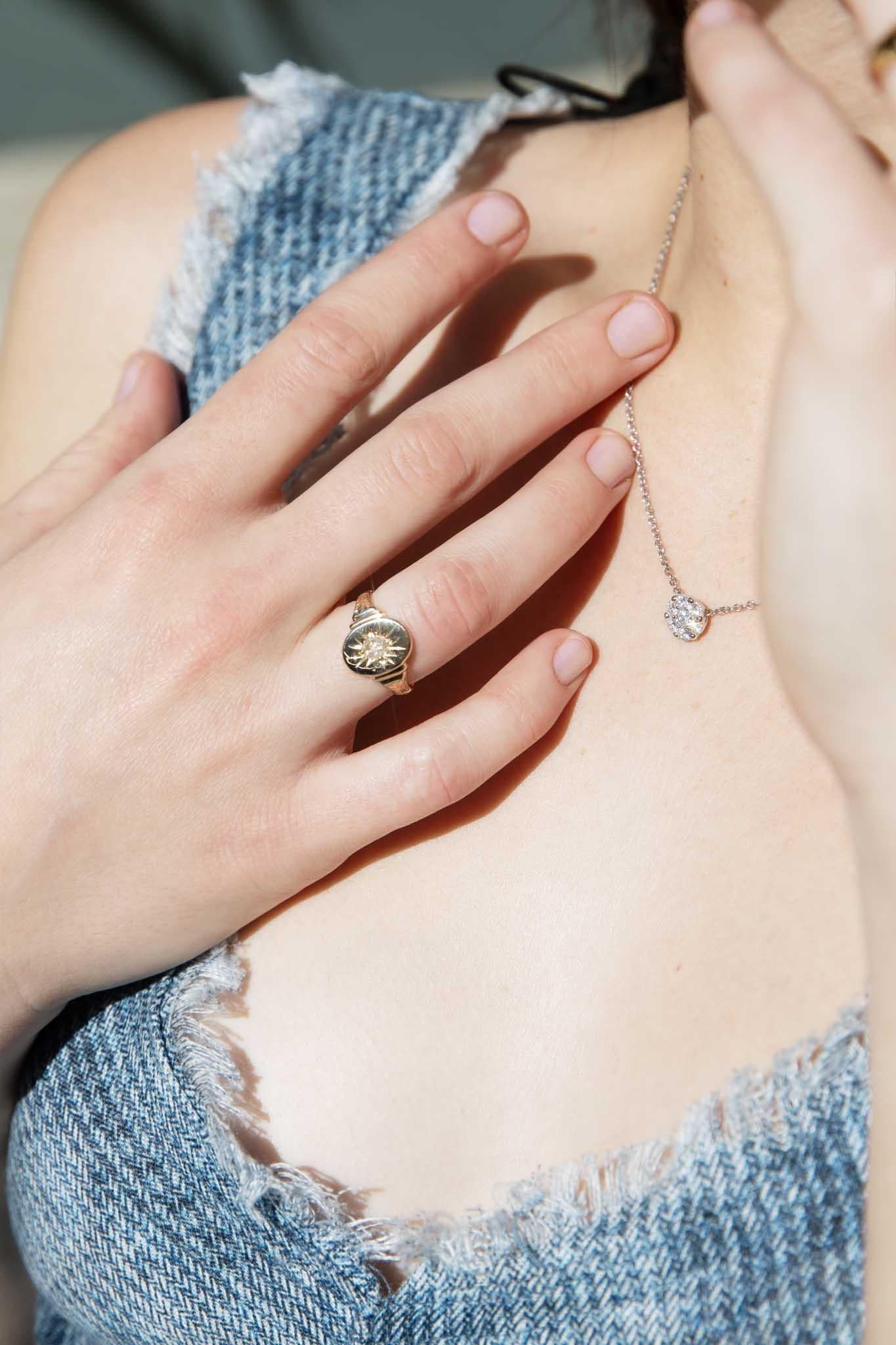 Collana contemporanea con cluster di diamanti tondi e brillanti in oro bianco 18 carati in vendita 2