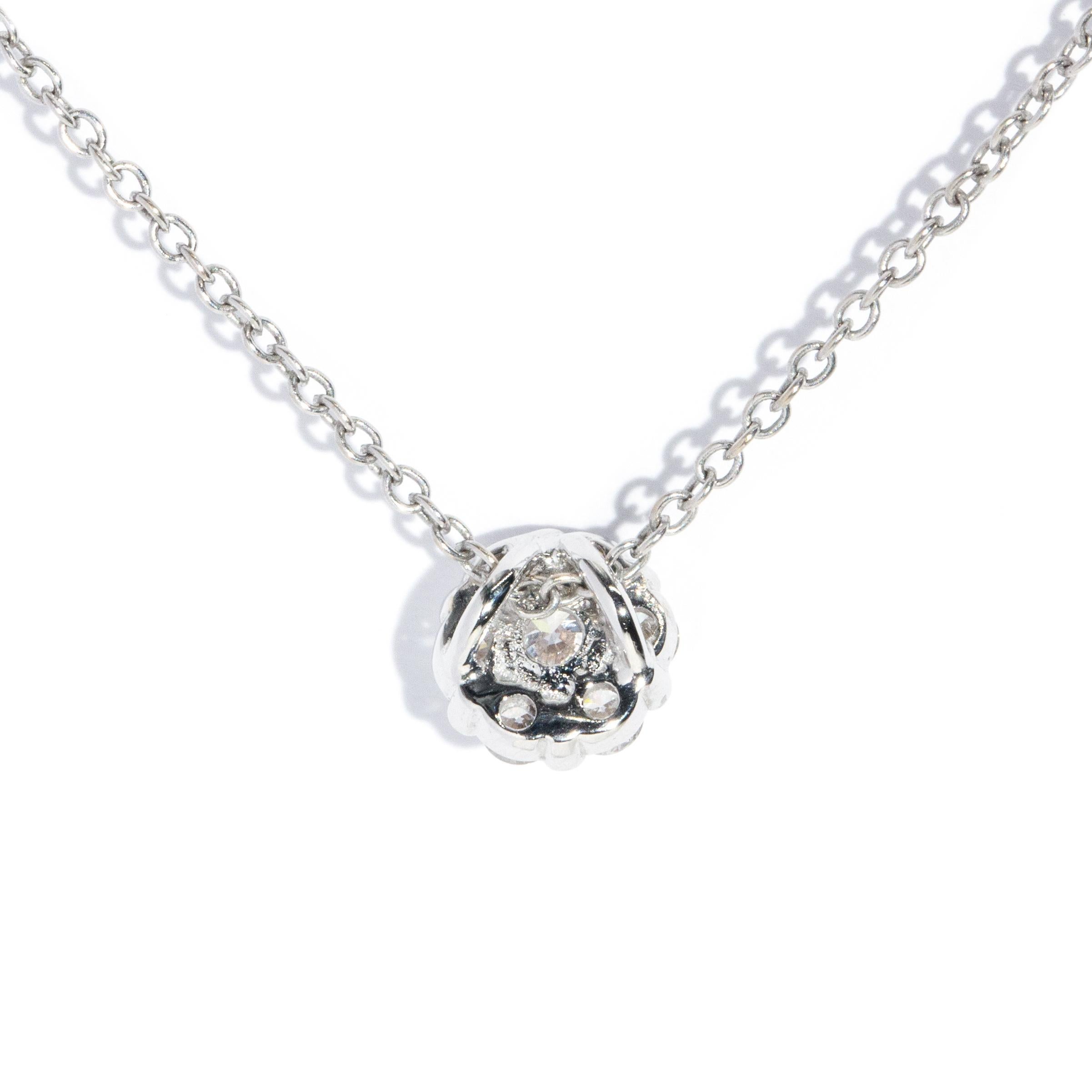 Collana contemporanea con cluster di diamanti tondi e brillanti in oro bianco 18 carati in vendita 3