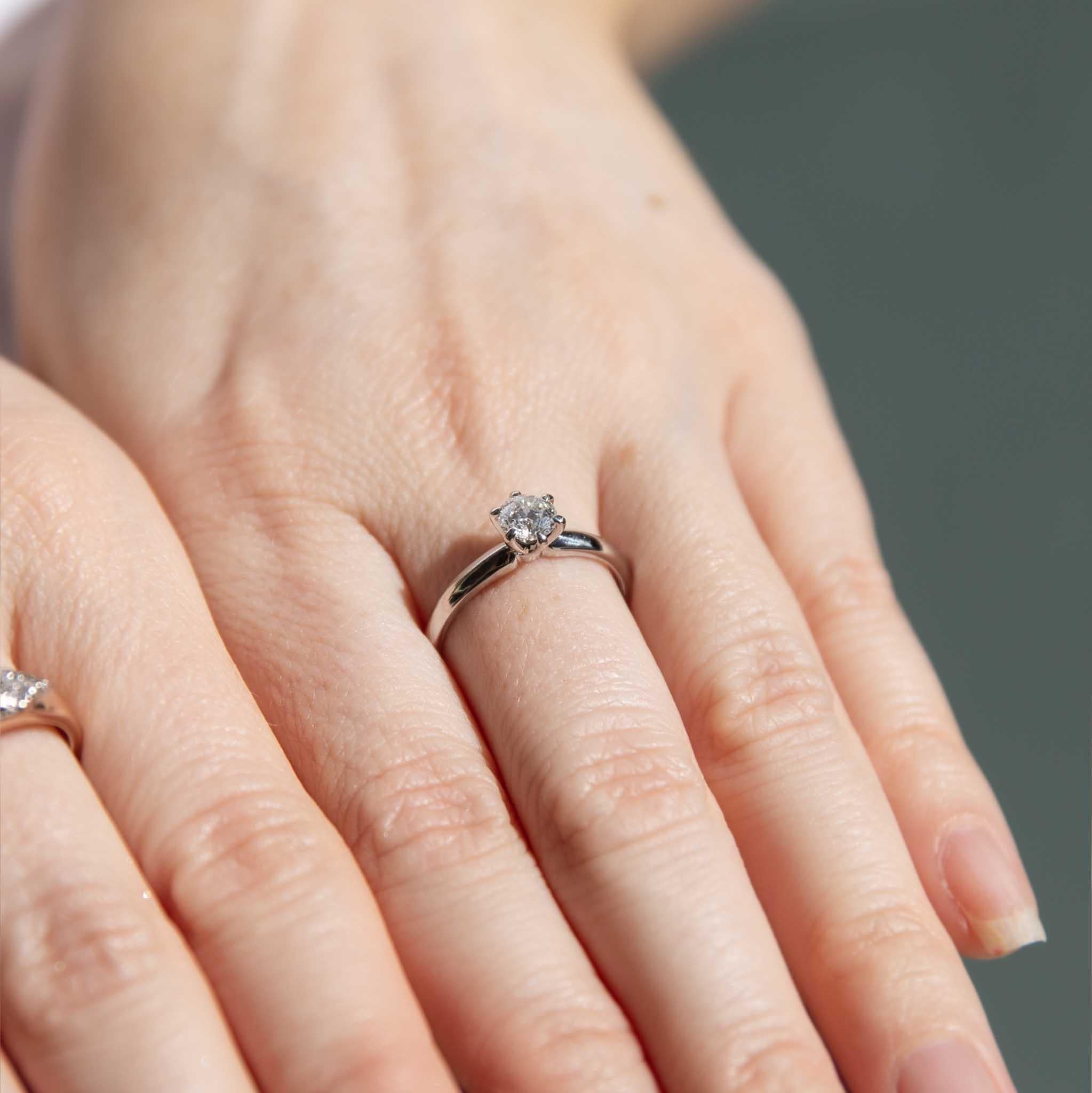Un clásico del diseño, nuestro elegante Anillo Greta tiene una banda de reluciente oro blanco que sostiene un único diamante brillante.  Fabricada en oro de 18 quilates, es perfecta para pedirle matrimonio a tu pareja.

Detalles de la gema Anillo