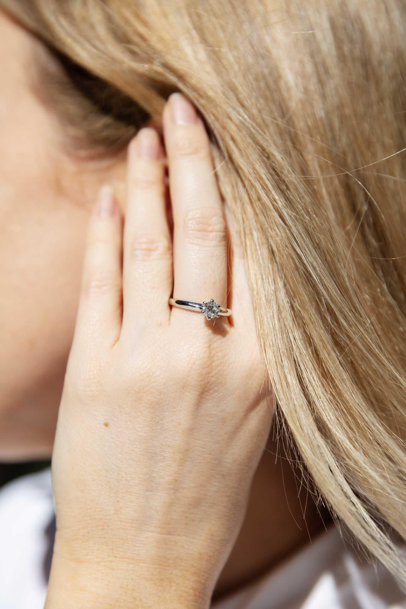 Anillo Solitario Contemporáneo de Diamante Brillante Redondo 18 Quilates de Oro Blanco en Bueno estado para la venta en Hamilton, AU