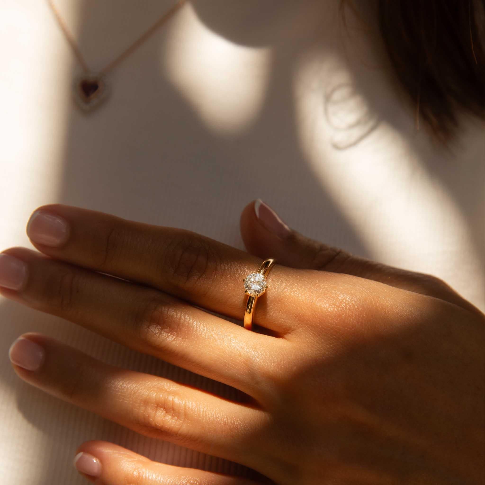 Contemporary Round  Brilliant Diamond Solitaire Ring 18 Carat Yellow Gold For Sale 5