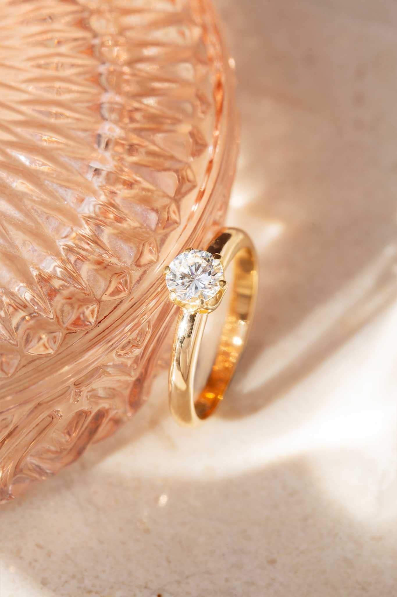 Contemporary Round  Brilliant Diamond Solitaire Ring 18 Carat Yellow Gold In Good Condition For Sale In Hamilton, AU