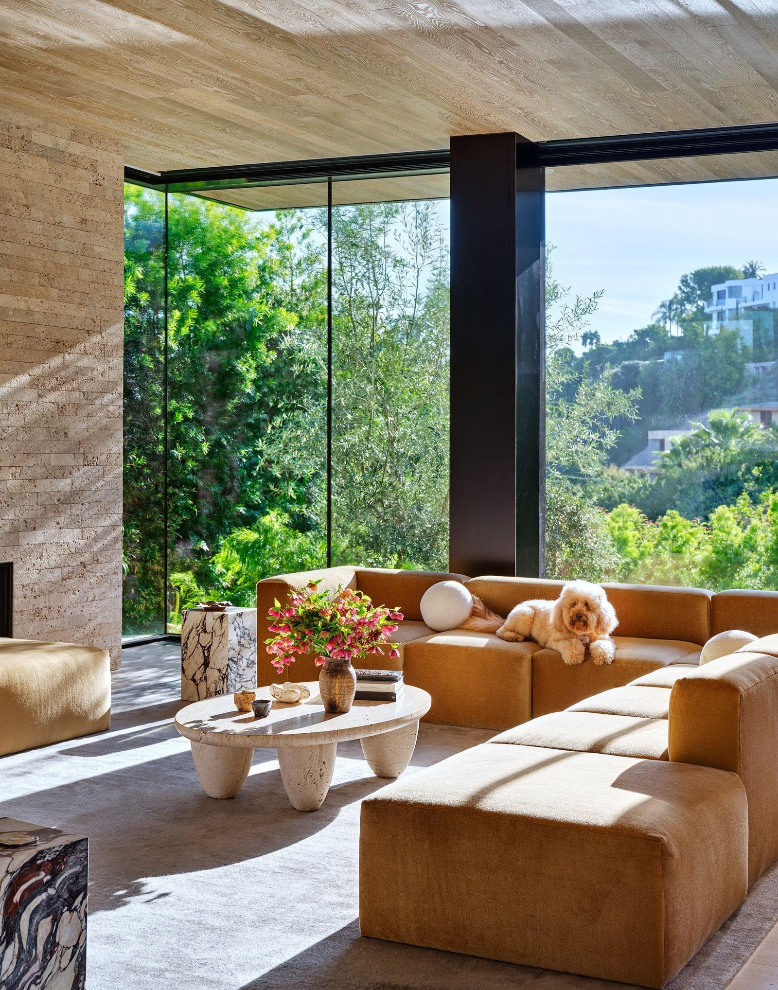 Contemporary Minimal Round Coffee Center Table in Travertine Stone Natural Pores Neuf - En vente à Porto, PT