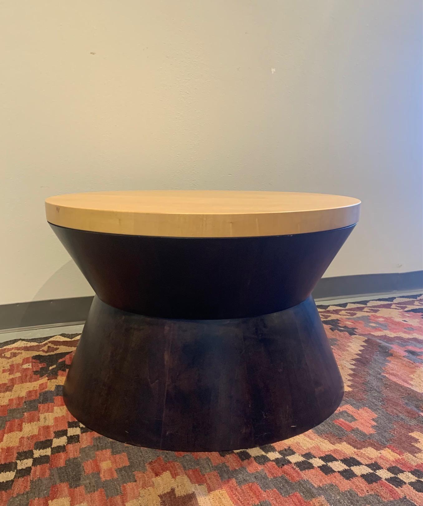 Cette table basse ronde contemporaine fabriquée à la main présente un design en bois mixte avec une base en aulne et un plateau en érable.