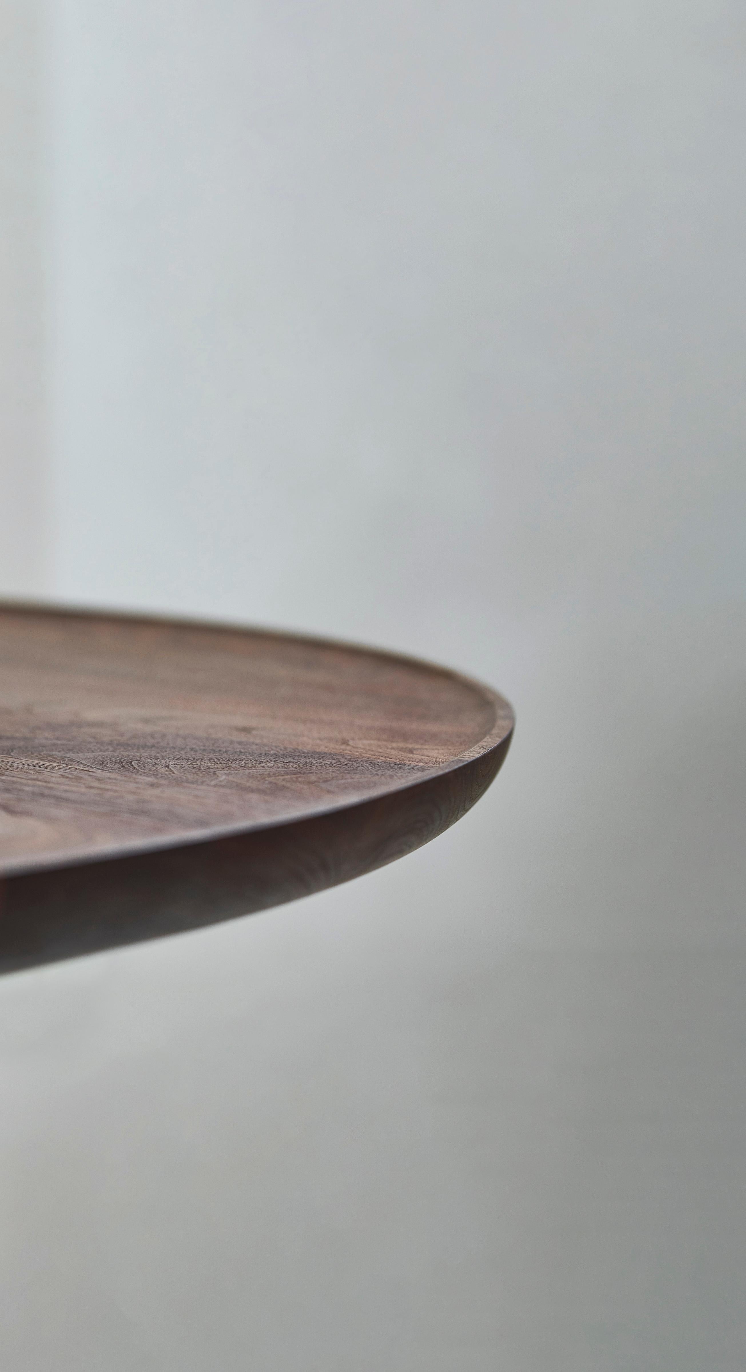 Table basse ronde contemporaine Plush de DK3, noyer laqué, 130 cm Neuf - En vente à Paris, IDF