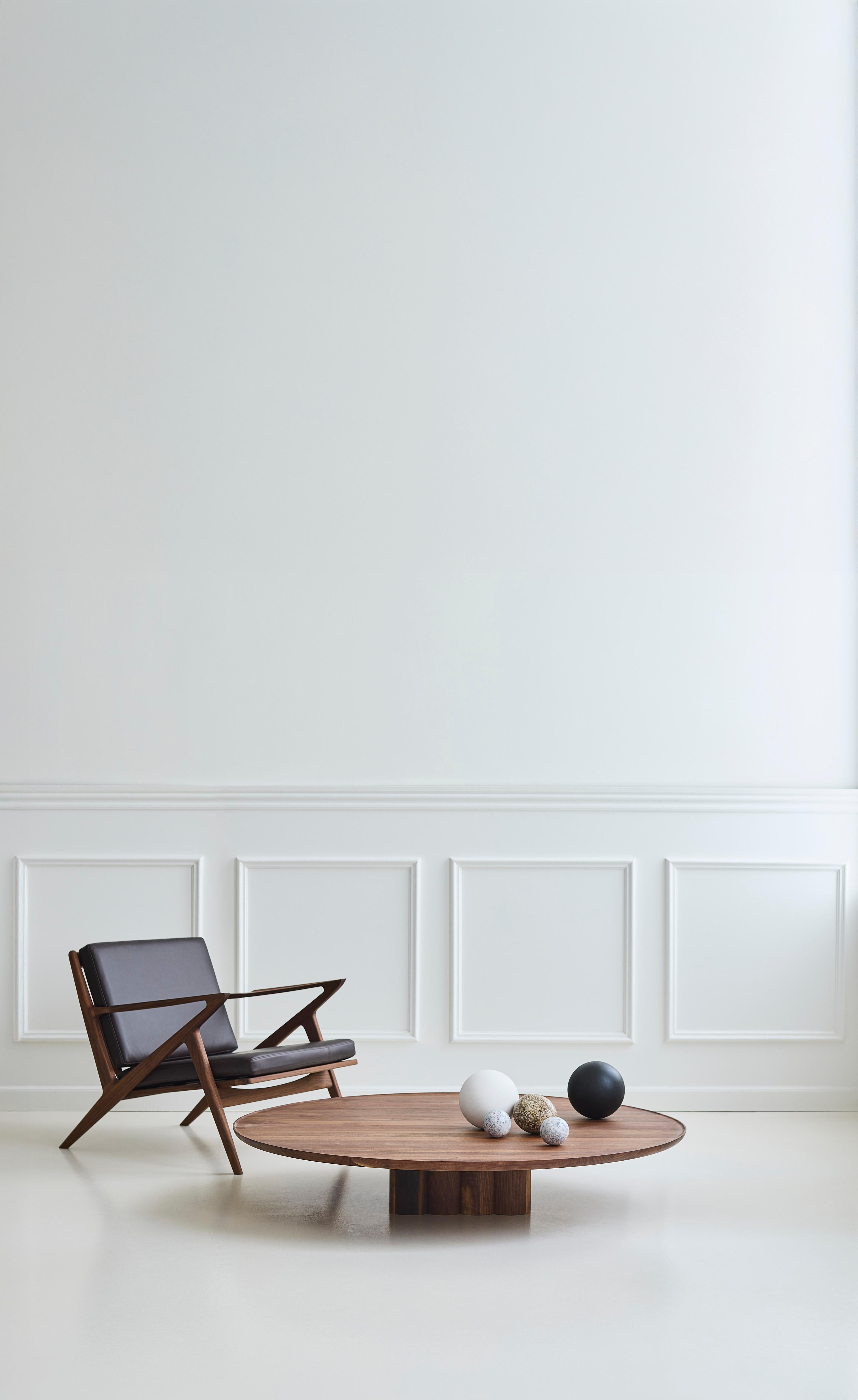 XXIe siècle et contemporain Table basse ronde contemporaine Plush de DK3, noyer laqué, 130 cm en vente