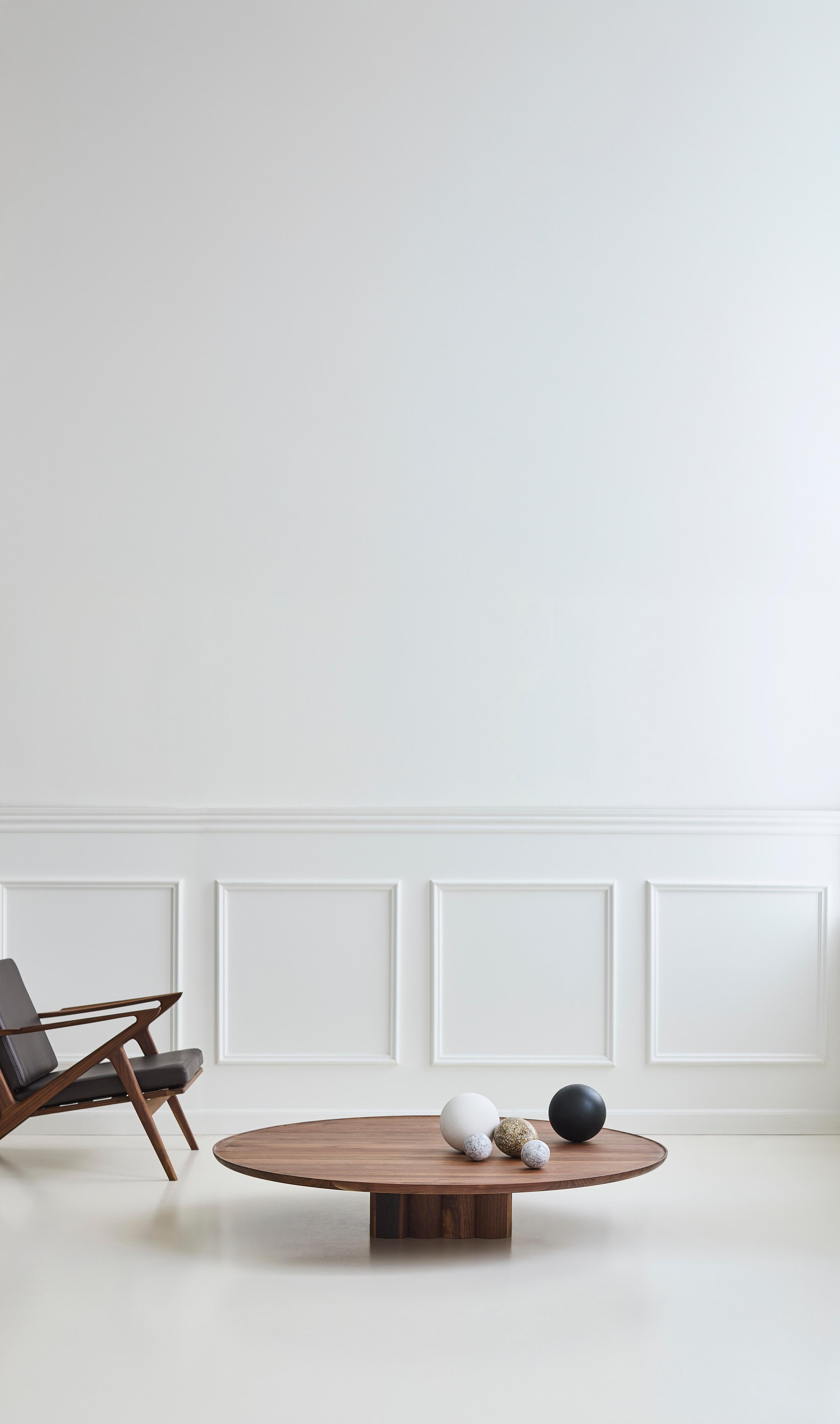 Noyer Table basse ronde contemporaine Plush de DK3, noyer laqué, 130 cm en vente