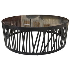 Table basse ronde contemporaine avec plateau en verre noir fumé & sous cadre métallique