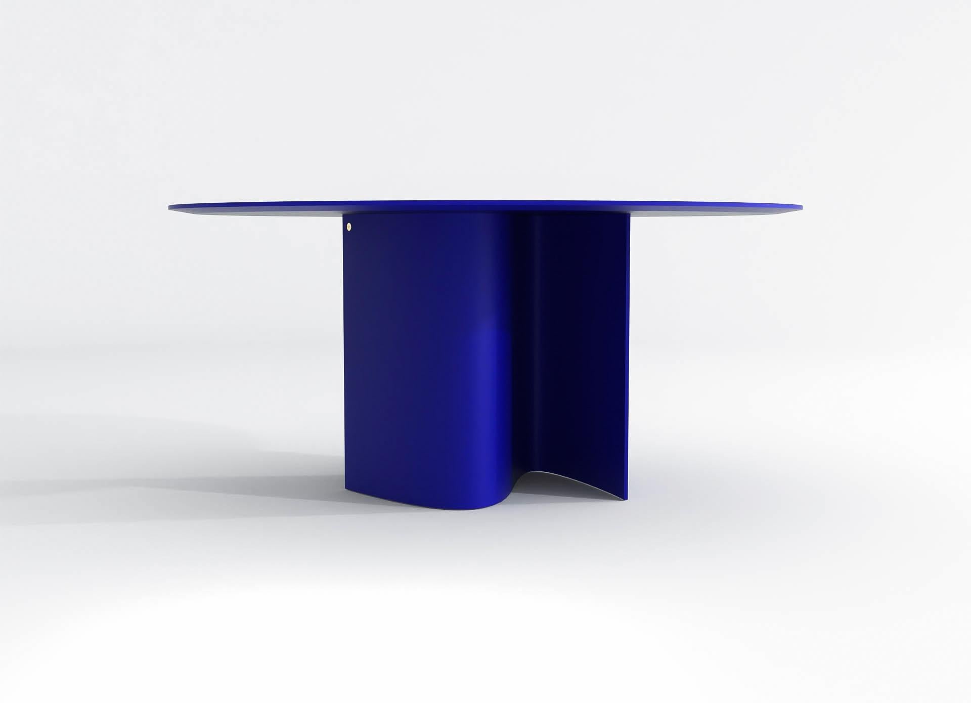 barh wave table is designed with a contrasting design language. The wavy base supporting a rigid and static table top creates a powerful piece of furniture.
The metallic aspect of the wavy base plays with light and shadows, feeding curious minds.
