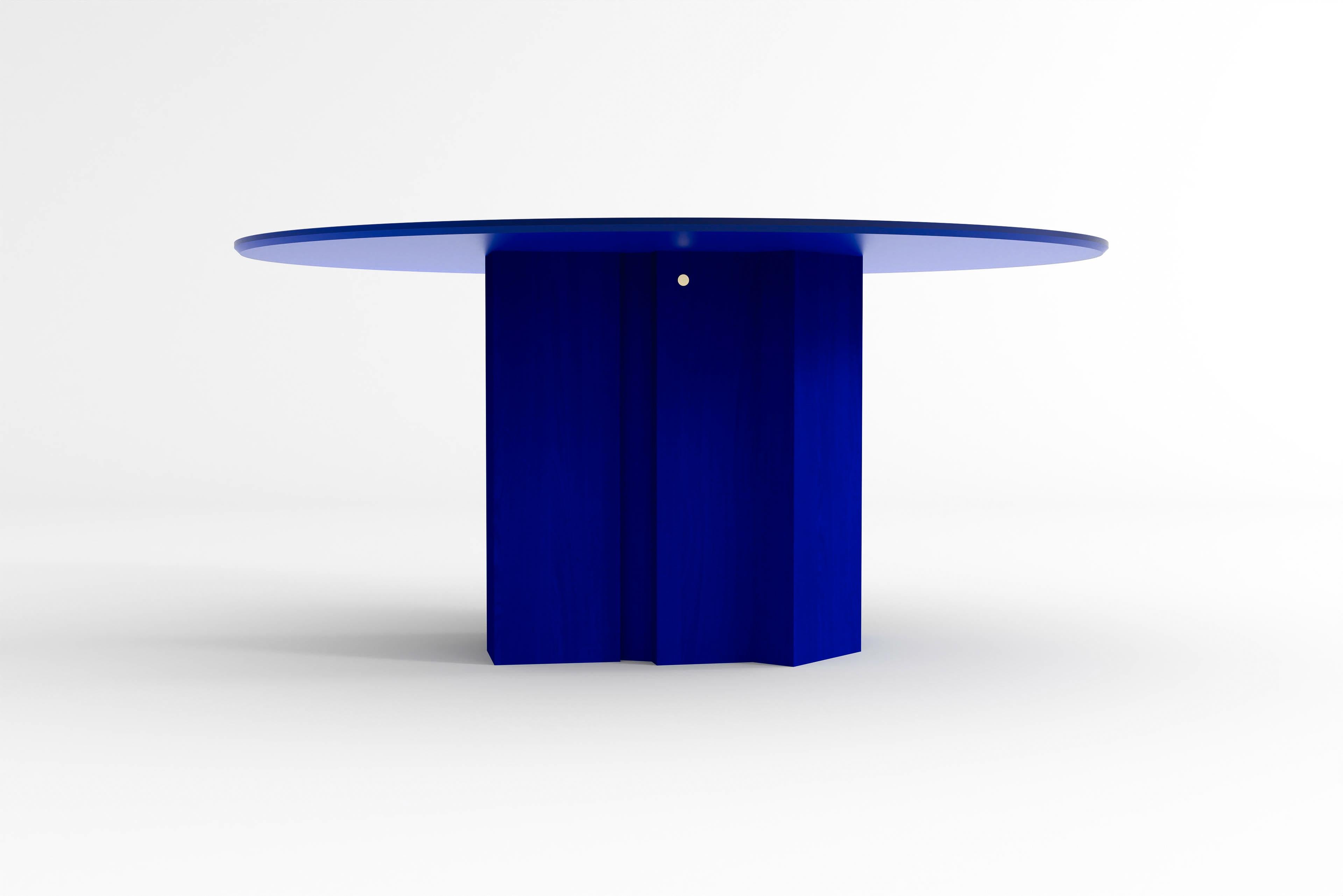 Belge Table de salle à manger ronde contemporaine en verre bleu Ikb et bois de frêne teinté bleu en vente