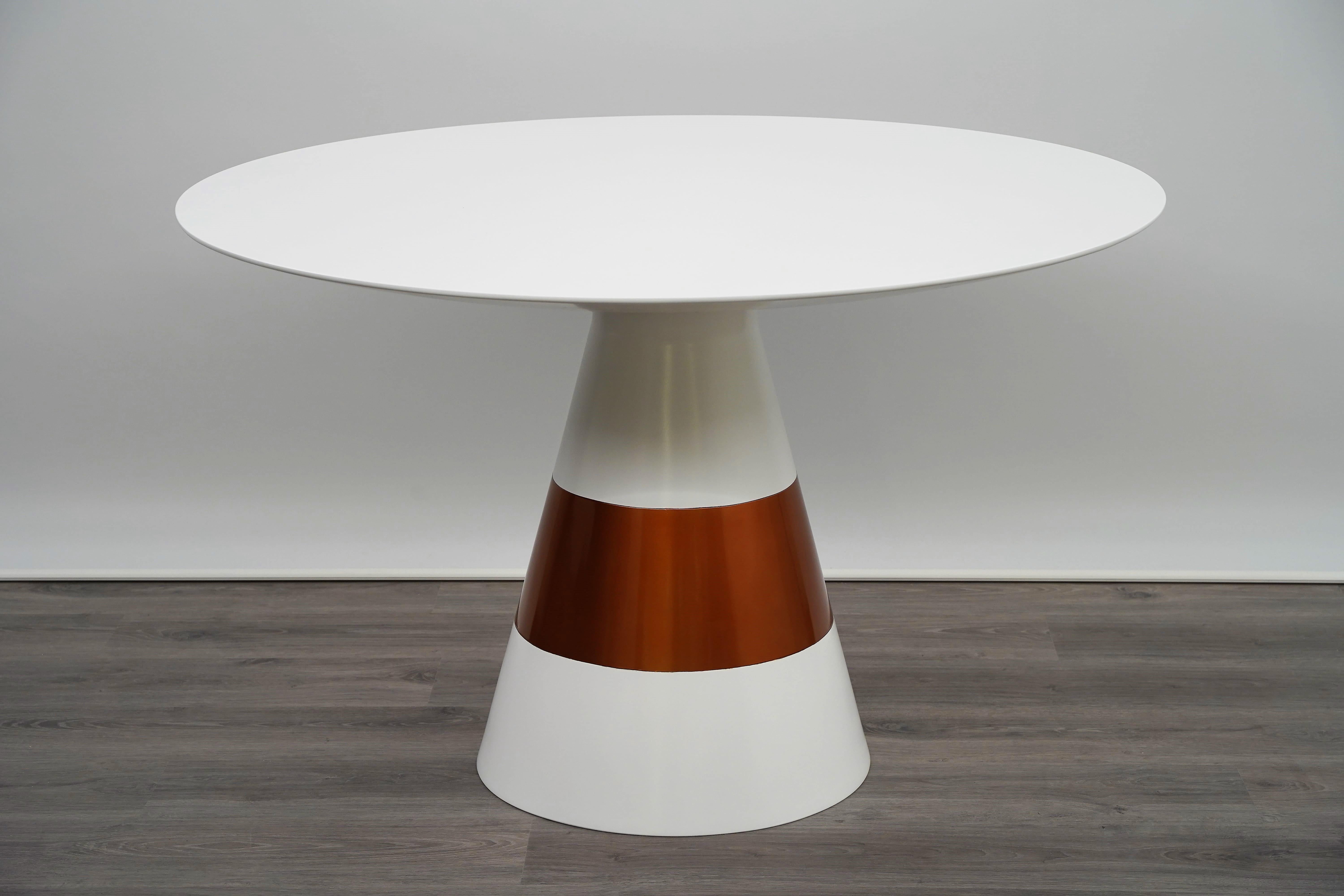 Structure: Resin reinforced with fiberglass finished in white lacquer with bronze detailing on the base.
Properties: The reinforced resin provide a durable, scratch-resistant surface.
The table is also available in outdoor version without the