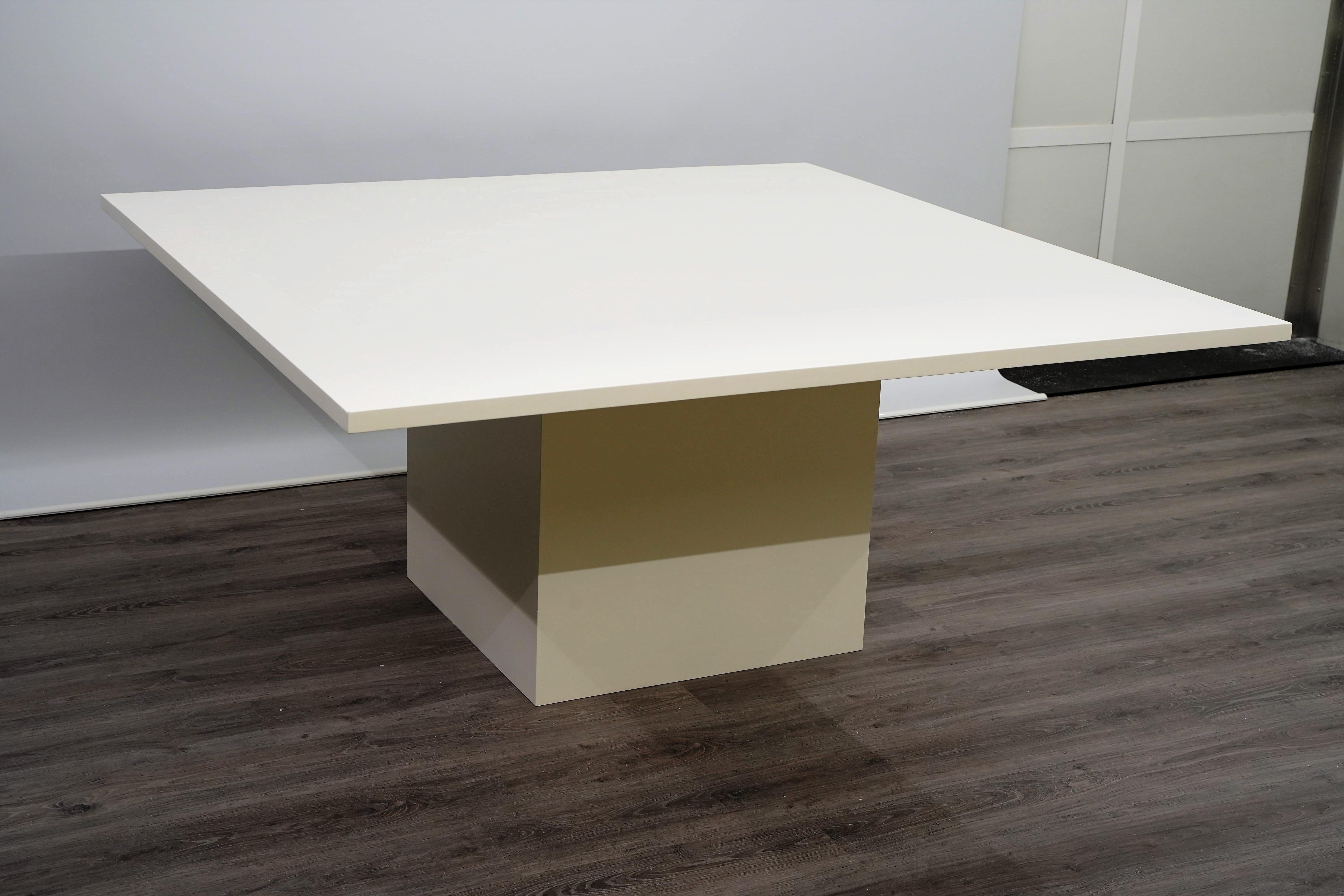 Moderne Table de salle à manger ronde contemporaine en laque blanche en vente