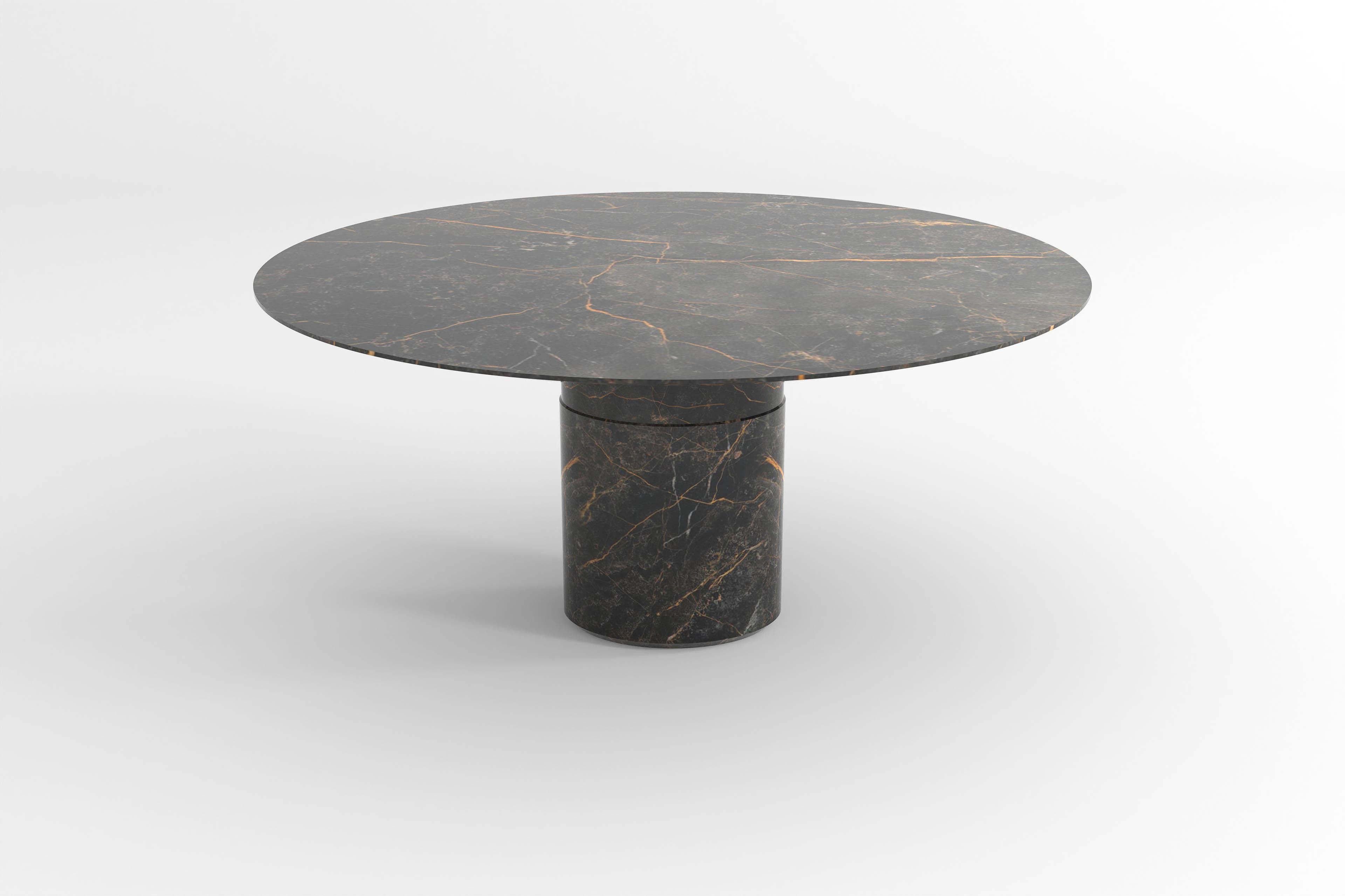 The undisc table makes us look at the central leg in a different way. Something is going on but in a modest way. Simple yet refined, it offers a central dining table that dissolves in the room it's in and allows for other elements to star.
The right