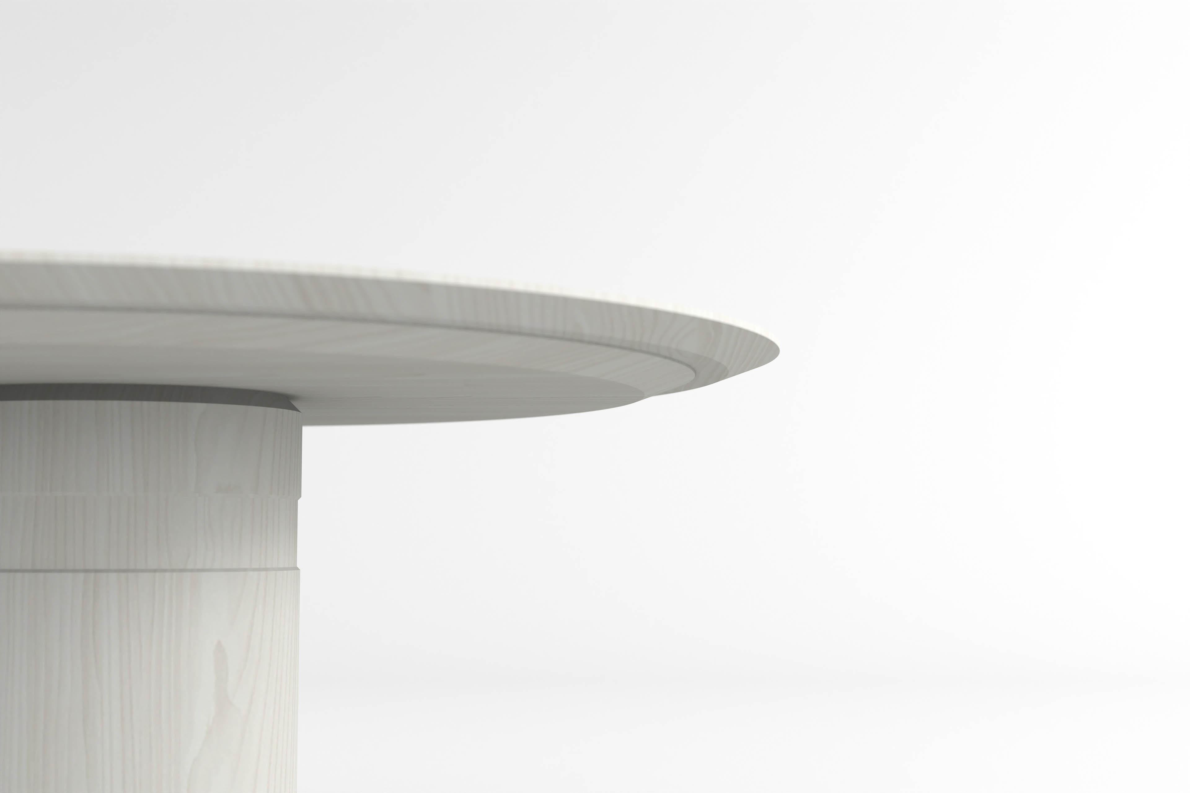 Belge Table de salle à manger ronde contemporaine, bois de frêne blanc, pied central, design belge en vente