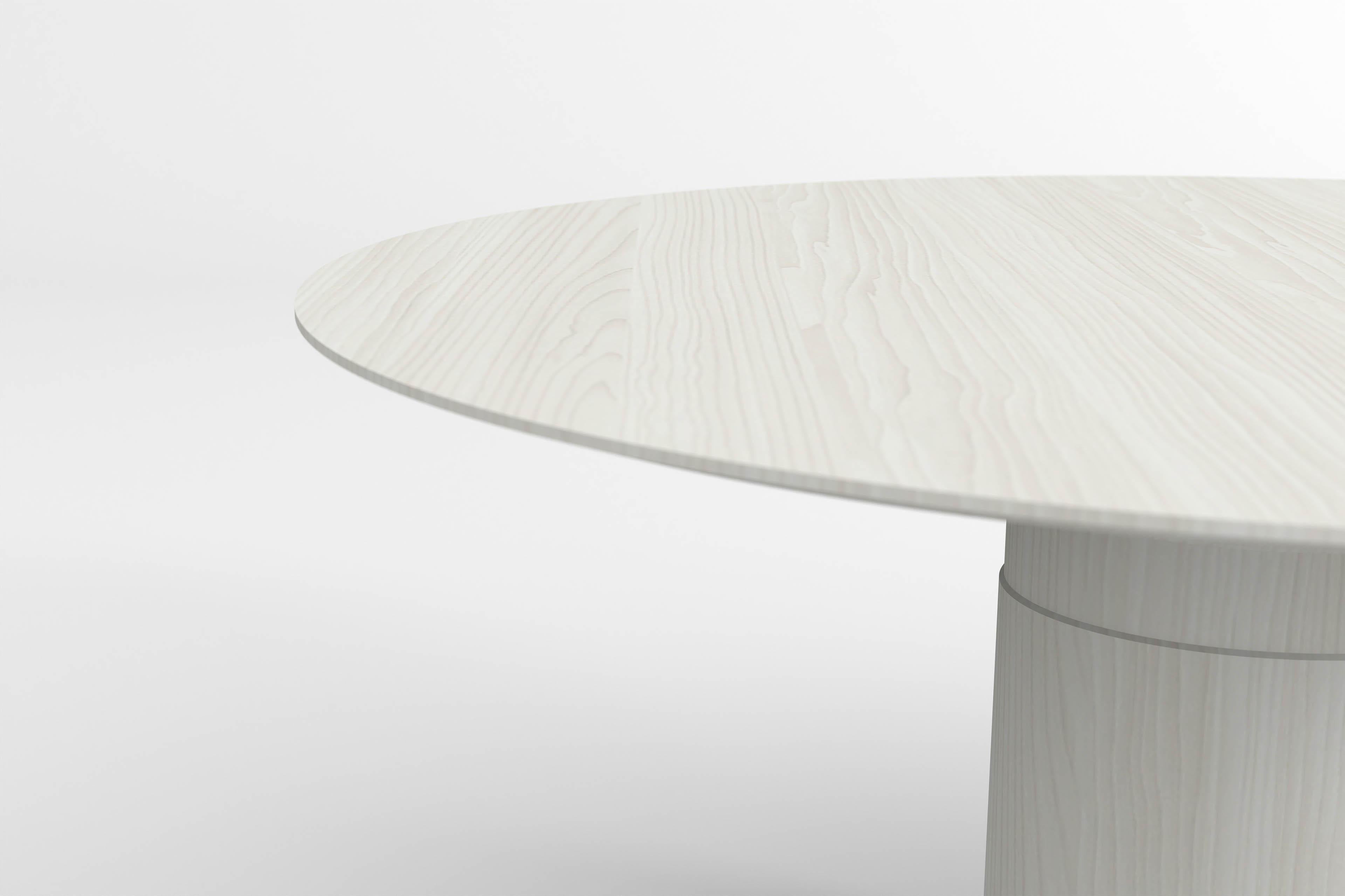 Tacheté Table de salle à manger ronde contemporaine, bois de frêne blanc, pied central, design belge en vente