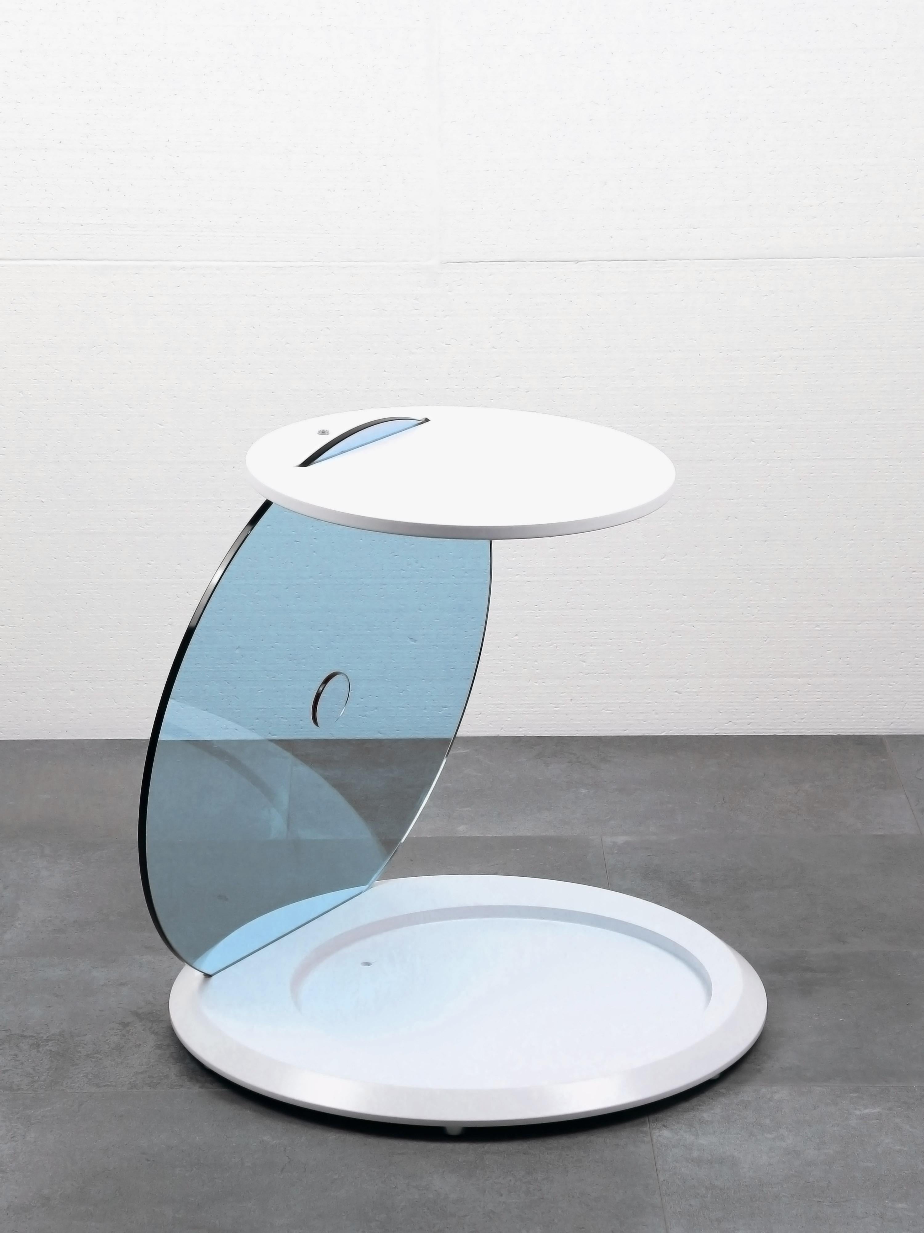 Contemporary Round Folding Side Table with Blue Glass and White Finish For Sale 1