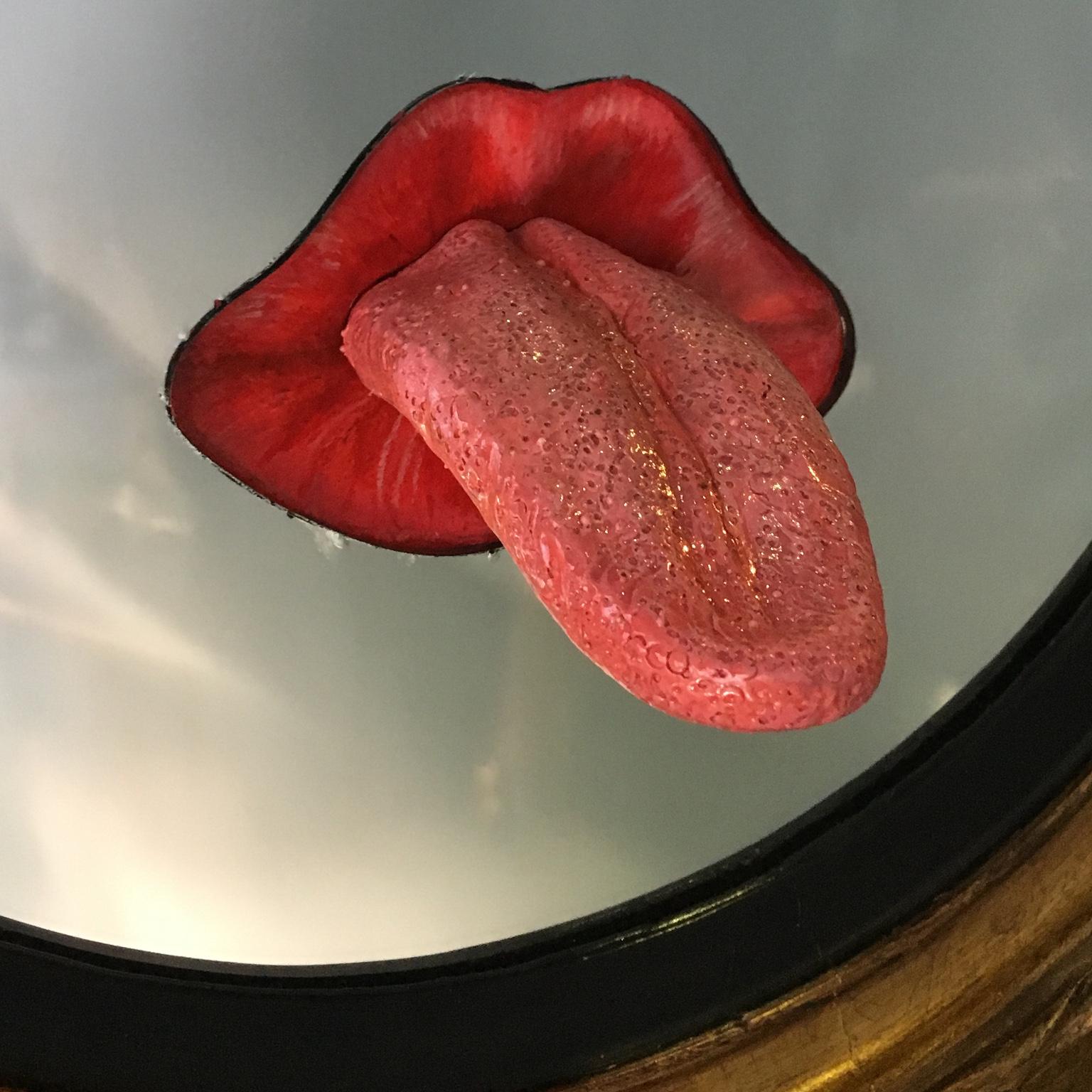 Contemporary One-of-a-kind Giltwood Mirror with Tongue and Lips Sculpture In Excellent Condition For Sale In Milan, IT