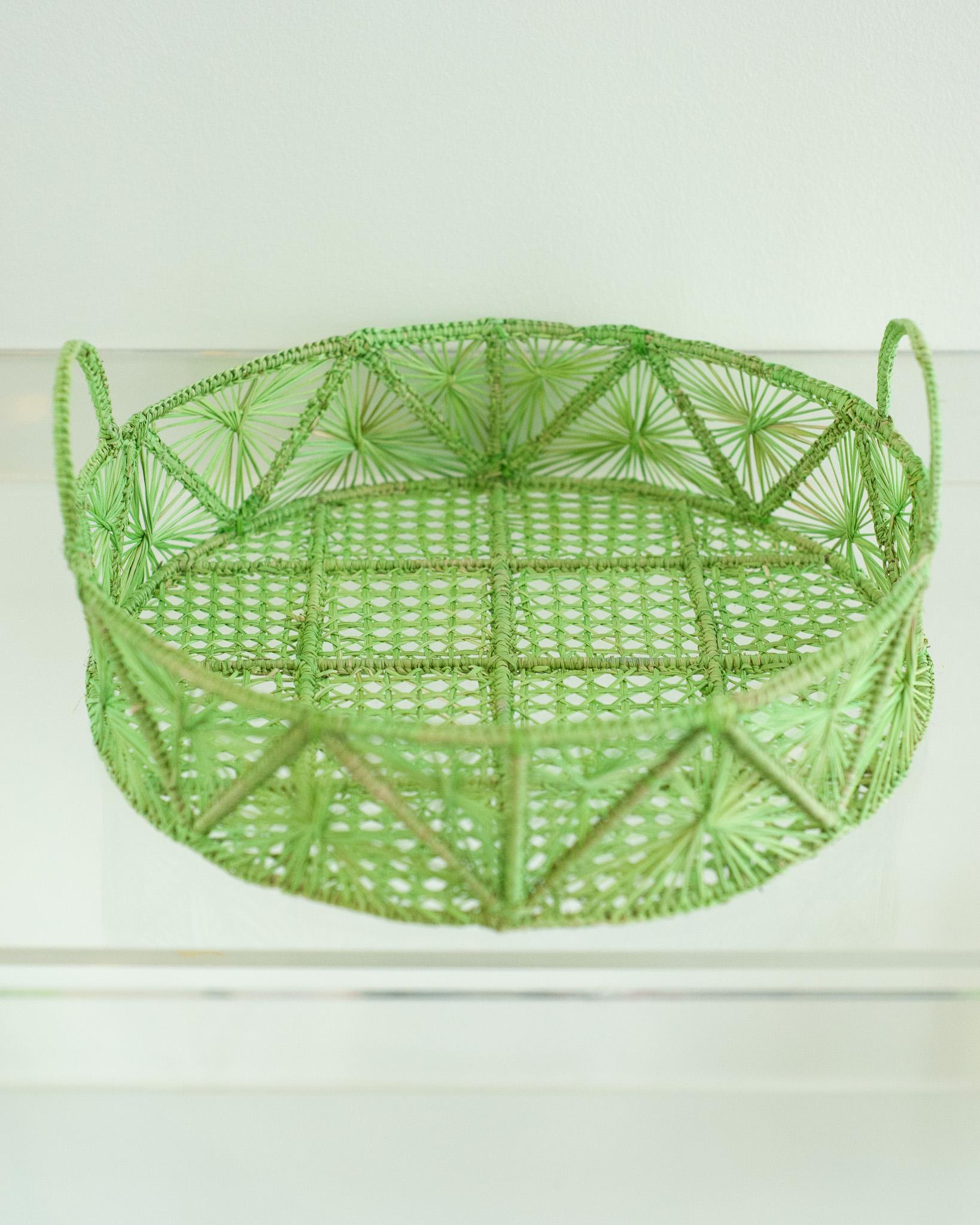 Verschönern Sie Ihren Tisch mit diesem atemberaubenden runden, handgeflochtenen Rattankorb/Tablett in Apfelgrün. Dieses von erfahrenen Kunsthandwerkern gefertigte Stück zeigt die klassische Technik des Webens auf moderne Weise. Von Jean Michel Frank