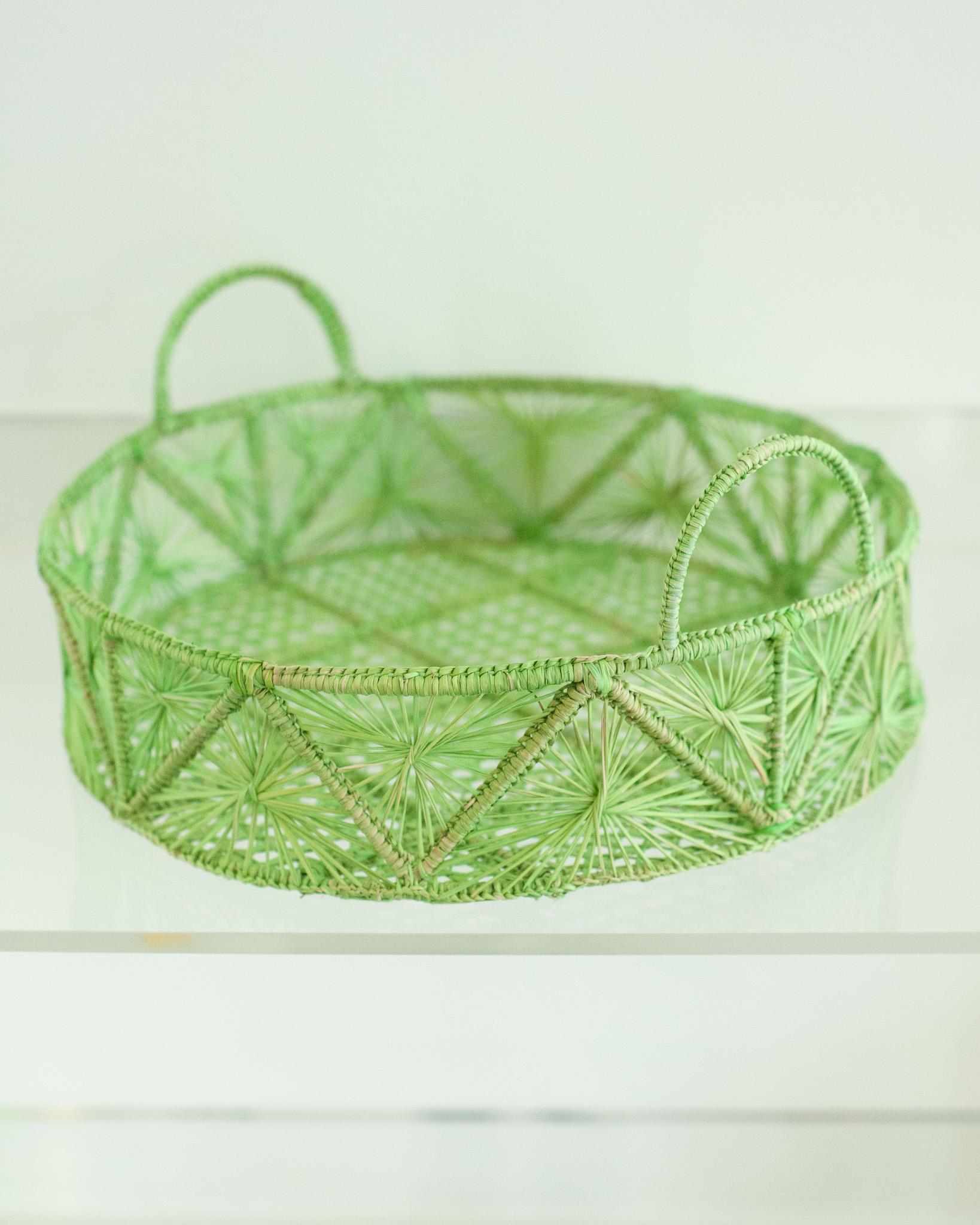 Contemporary Round Handwoven Apple Green Rattan Serviertablett / Korb (Kolumbianisch) im Angebot