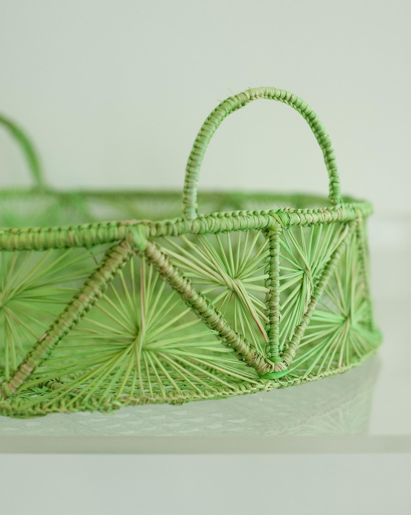 Contemporary Round Handwoven Apple Green Rattan Serviertablett / Korb (Handgewebt) im Angebot