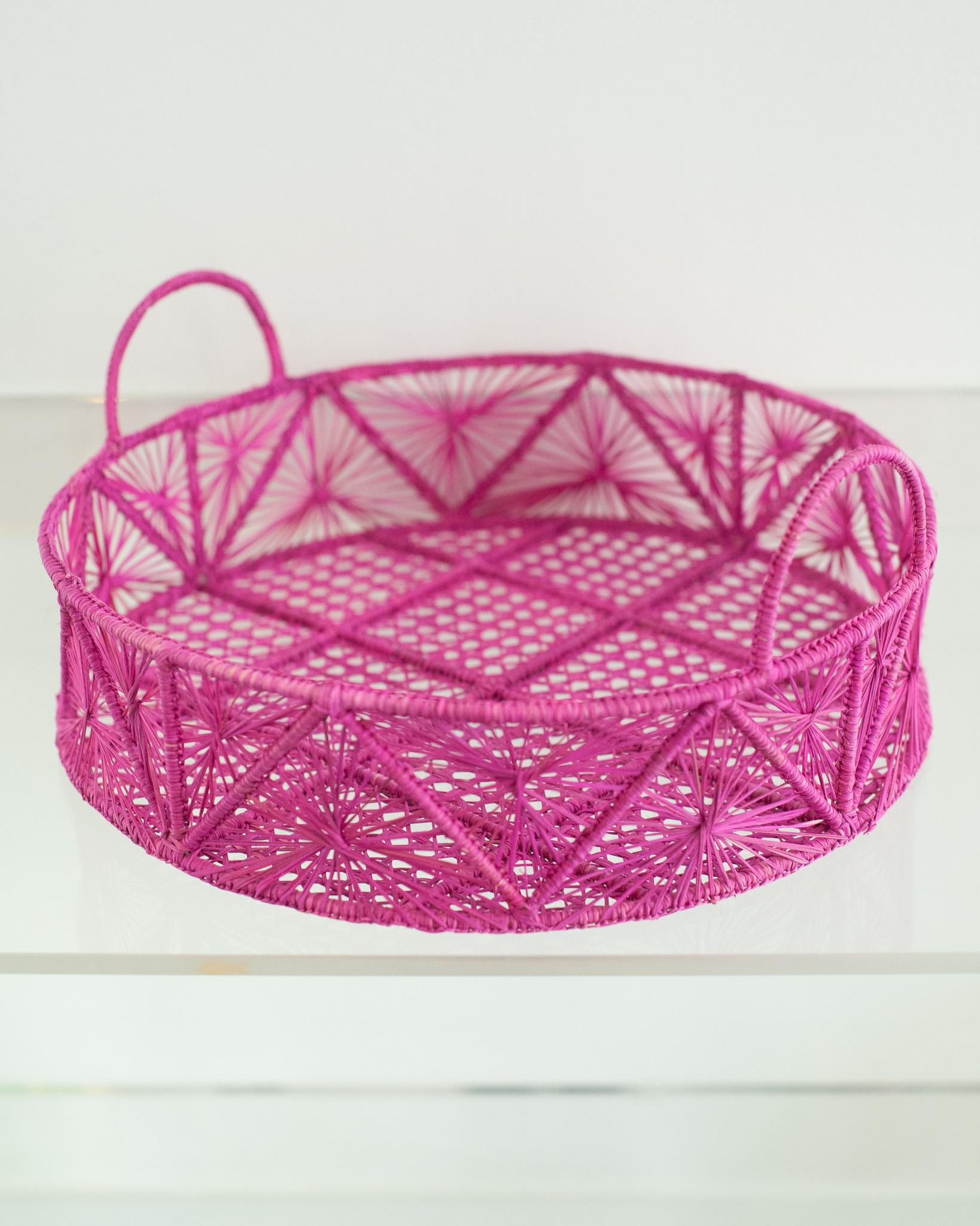 Contemporary Round Handwoven Hot Pink Rattan Serviertablett / Korb (Kolumbianisch) im Angebot