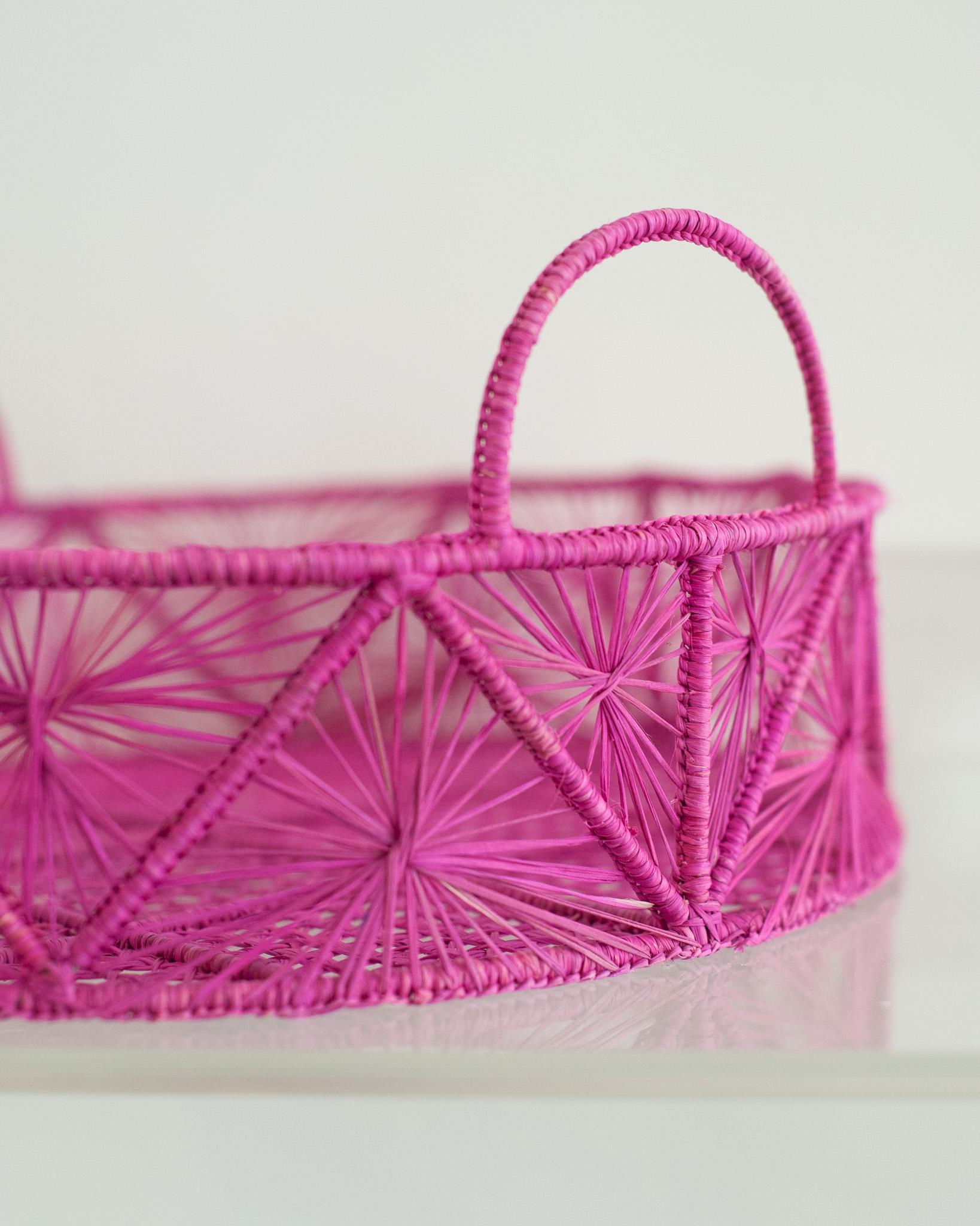 Contemporary Round Handwoven Hot Pink Rattan Serviertablett / Korb (Handgewebt) im Angebot
