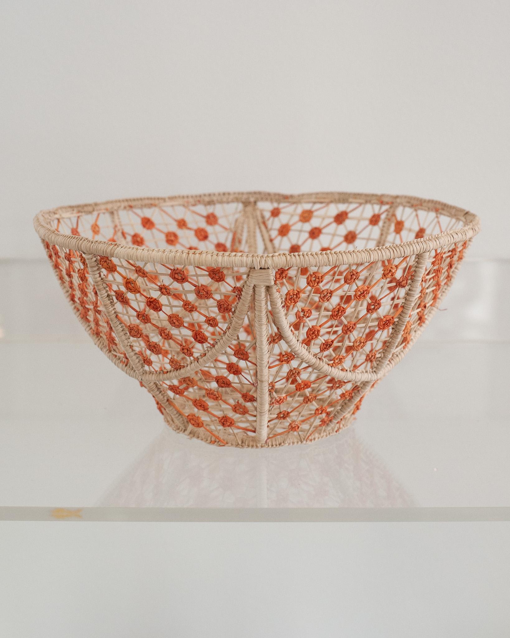 Diese runde, handgeflochtene Rattanschale mit Korallenknoten wertet Ihren Tisch auf. Dieses von erfahrenen Kunsthandwerkern gefertigte Stück zeigt die klassische Technik des Webens auf moderne Weise. Von Jean Michel Frank bis zum Haus Dior - Rattan