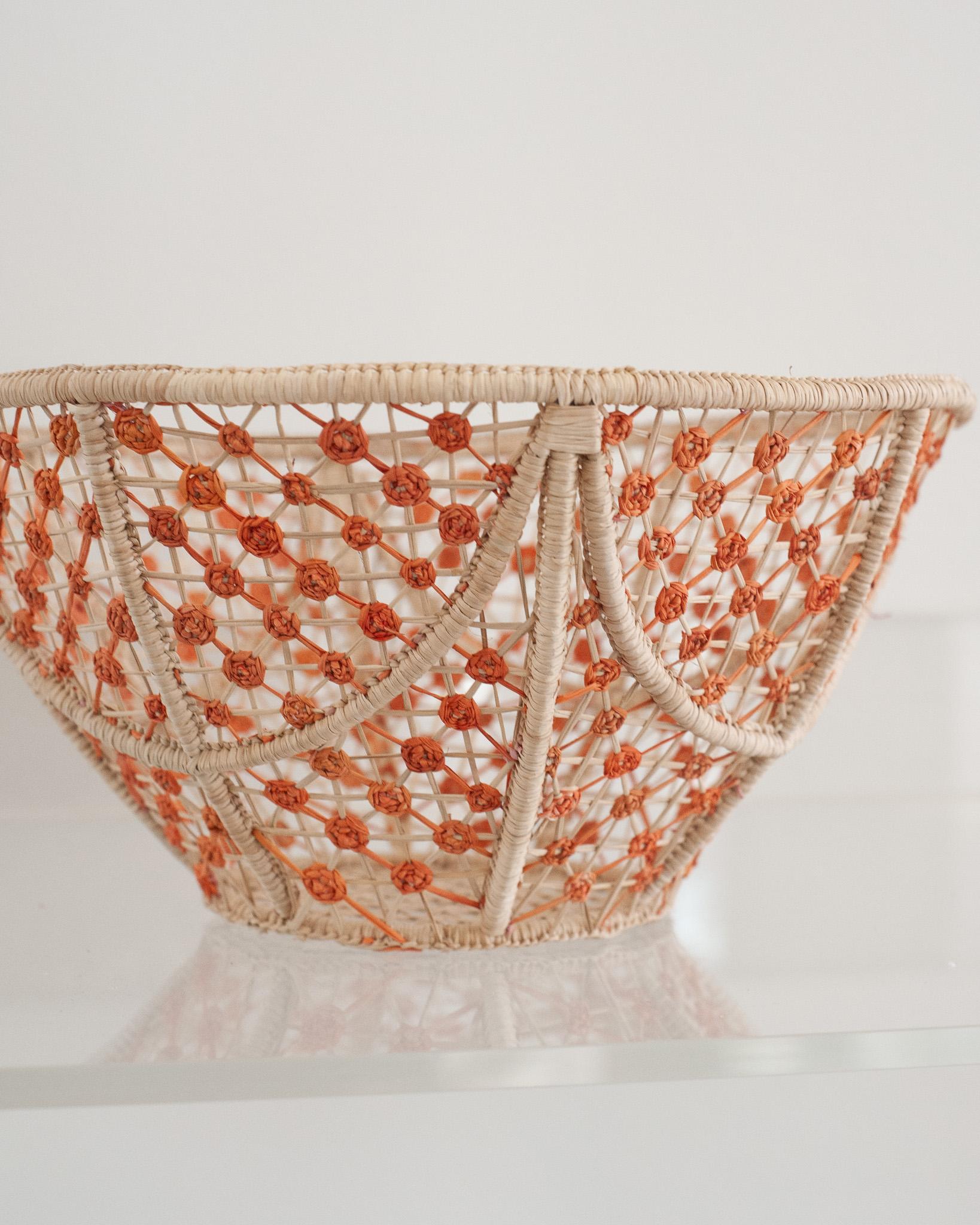 Contemporary Round Handwoven Rattan Bowl mit Korallenknoten (Kolumbianisch) im Angebot