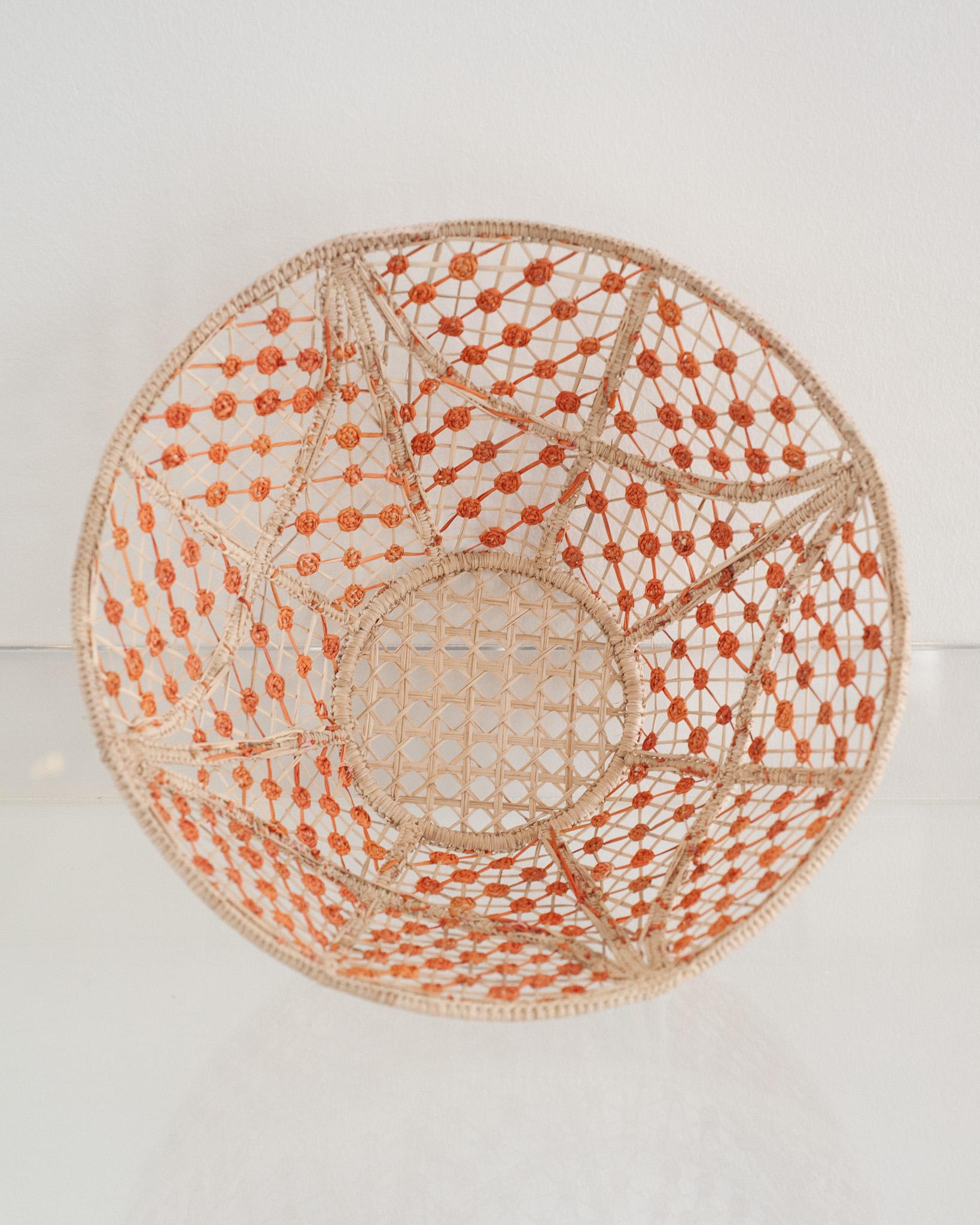 Contemporary Round Handwoven Rattan Bowl mit Korallenknoten (Handgewebt) im Angebot