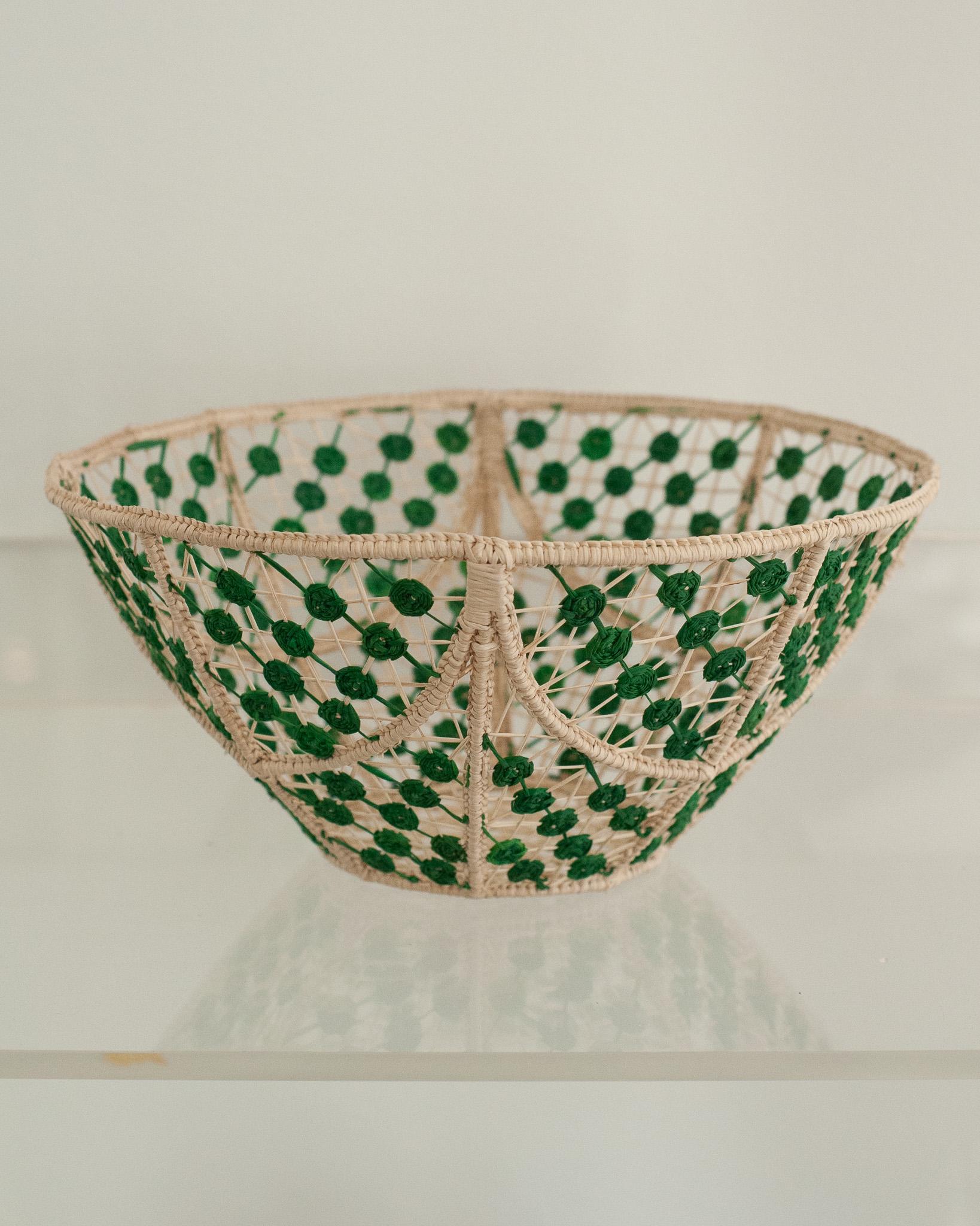 Verschönern Sie Ihren Tisch mit dieser atemberaubenden runden, handgeflochtenen Rattanschale mit grünen Knoten. Dieses von erfahrenen Kunsthandwerkern gefertigte Stück zeigt die klassische Technik des Webens auf moderne Weise. Von Jean Michel Frank