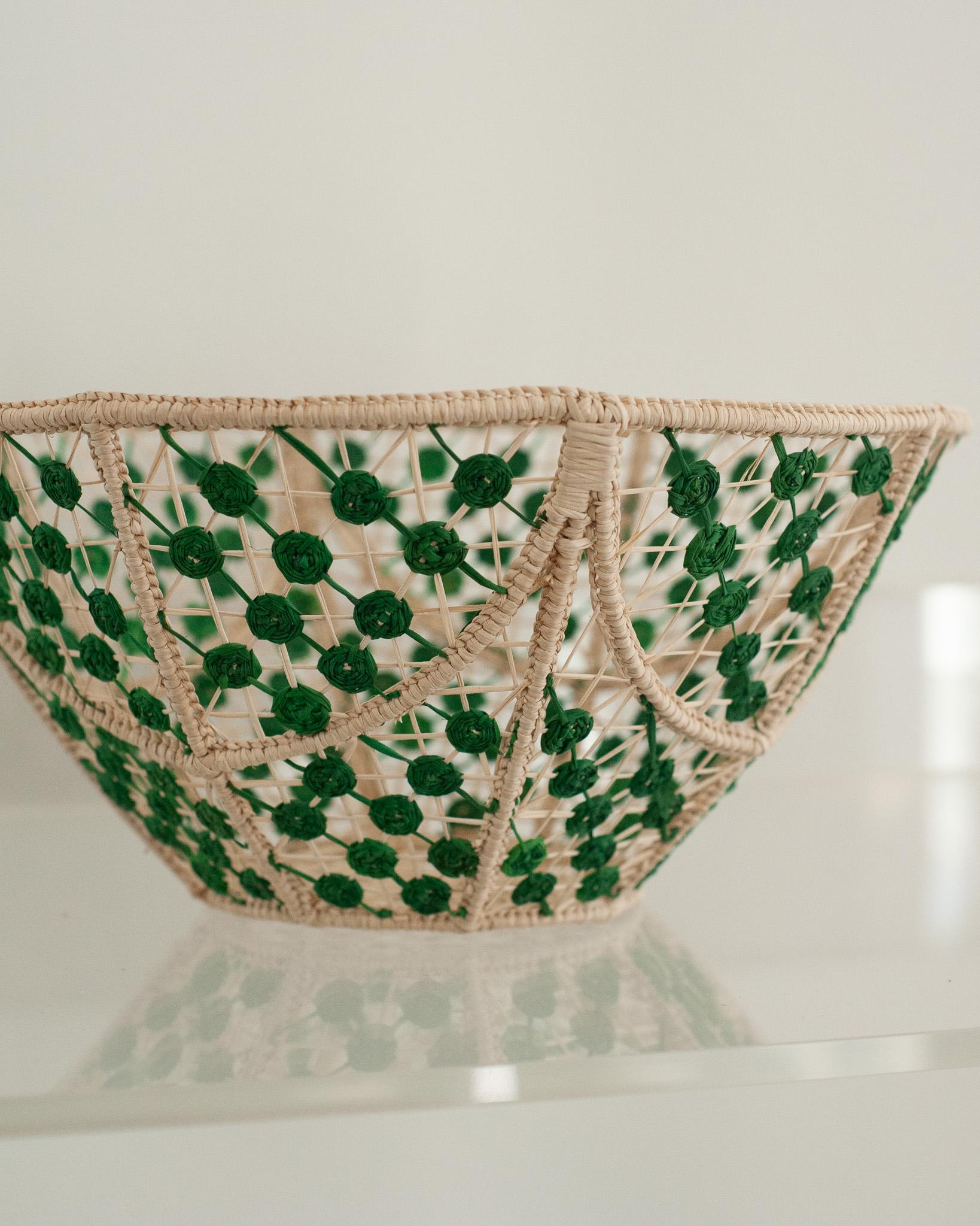 Contemporary Round Handwoven Rattan Bowl with Green Knots (Kolumbianisch) im Angebot