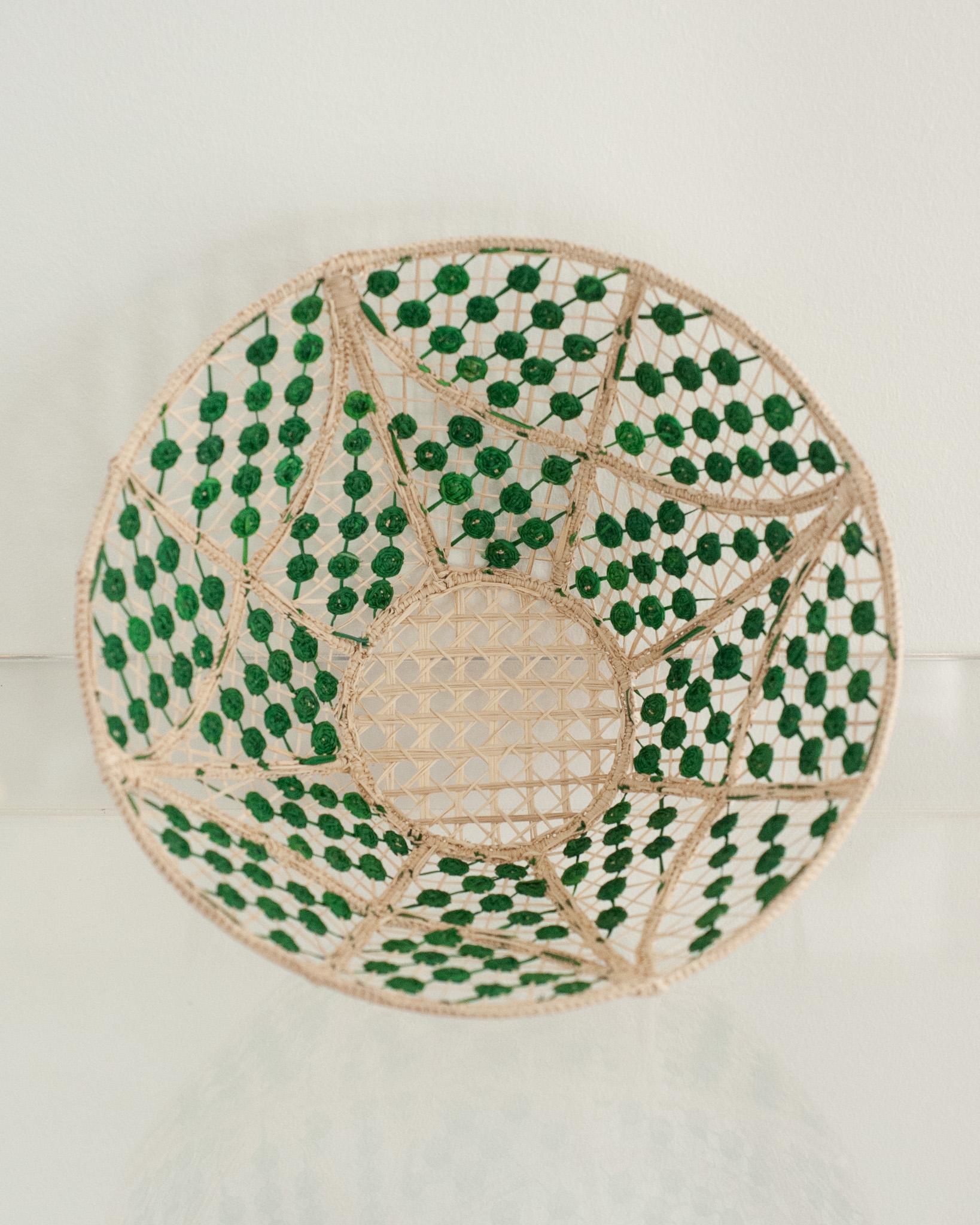 Contemporary Round Handwoven Rattan Bowl with Green Knots (Handgewebt) im Angebot